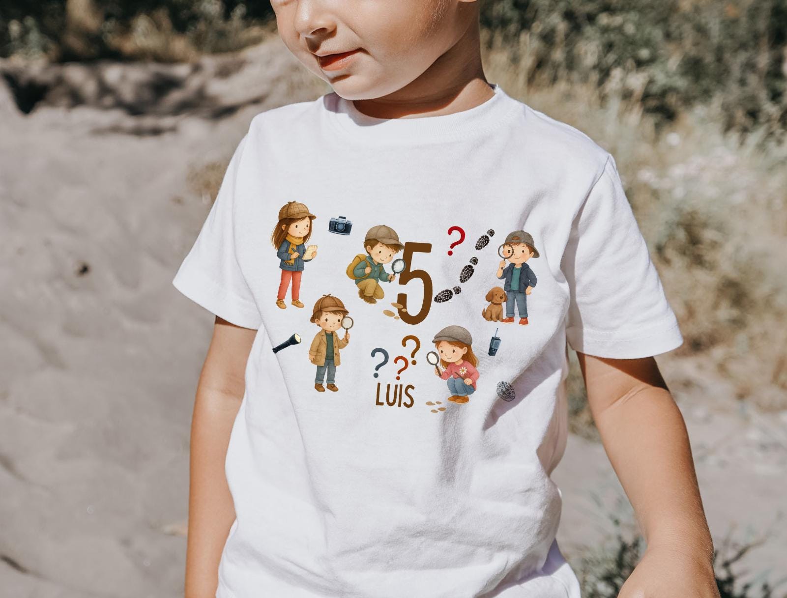 Geburtstagsshirt Detektiv Kinder – Spurensuche T-Shirt mit Name & Zahl – personalisiertes Shirt für Jungen und Mädchen – Motto 5–8 Jahre – T-shirts