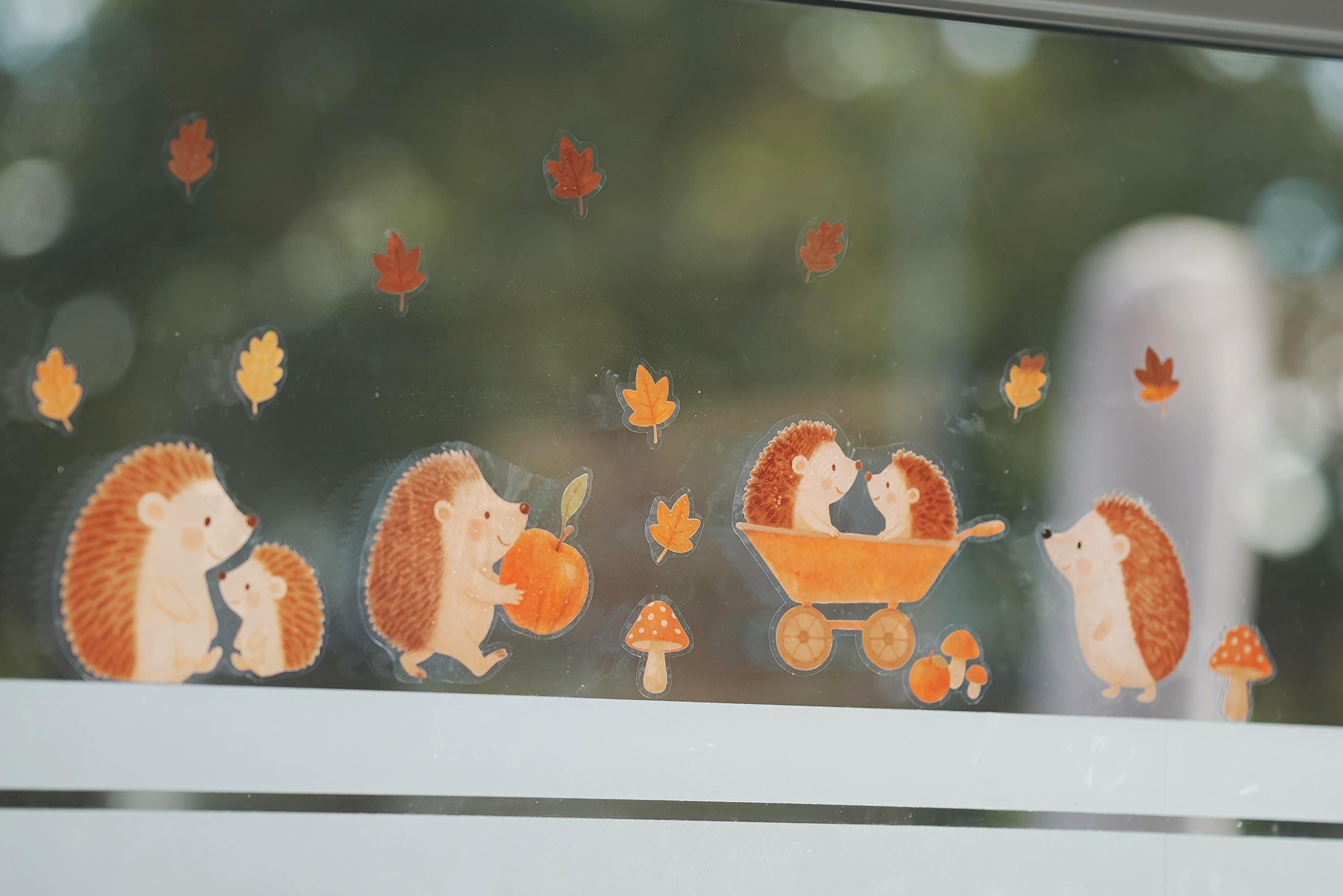 Fensterbild Igel Herbst – statisch haftende Fensterdeko wiederverwendbar – Waldtiere Herbstdeko Kinderzimmer –