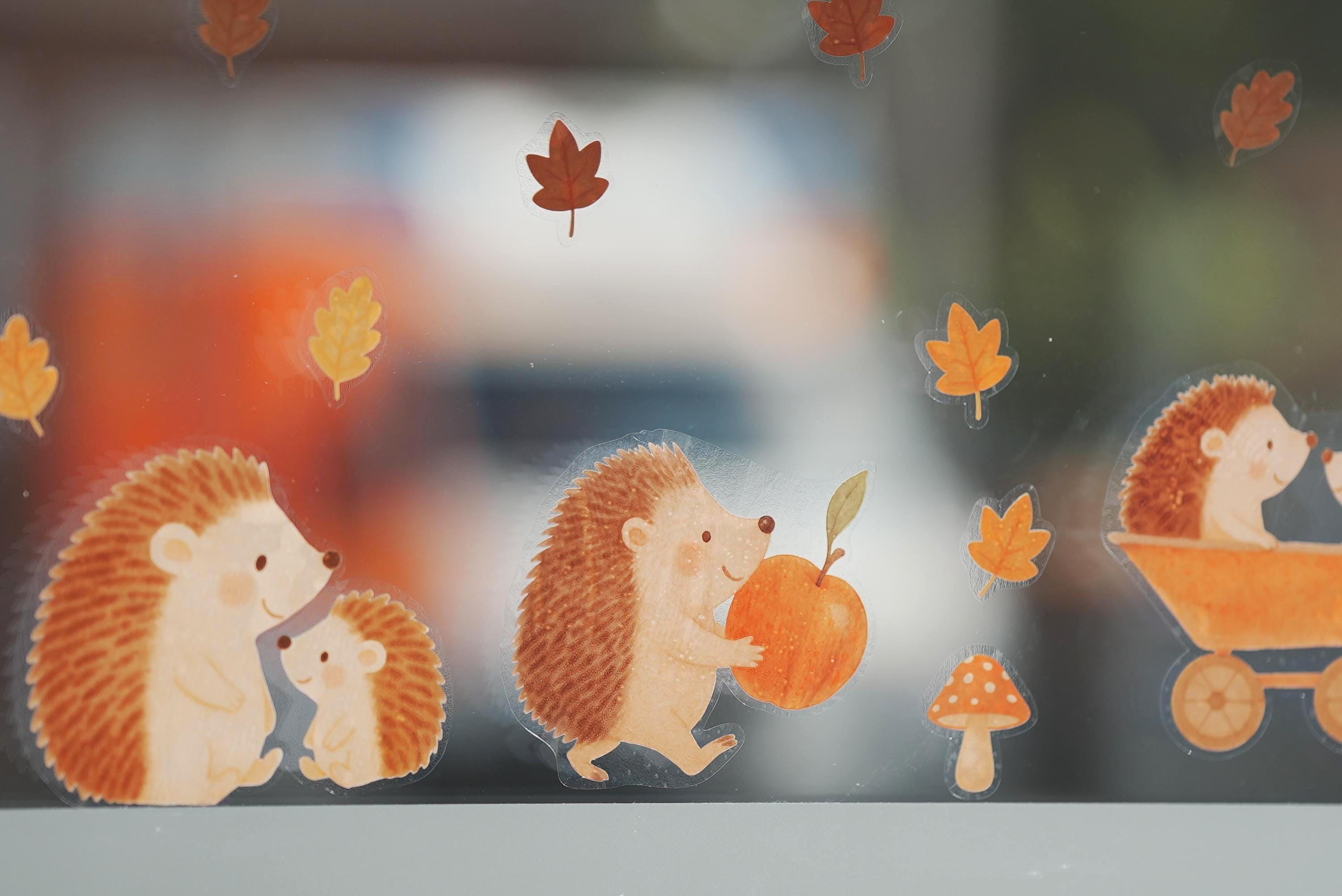 Fensterbild Igel Herbst – statisch haftende Fensterdeko wiederverwendbar – Waldtiere Herbstdeko Kinderzimmer –