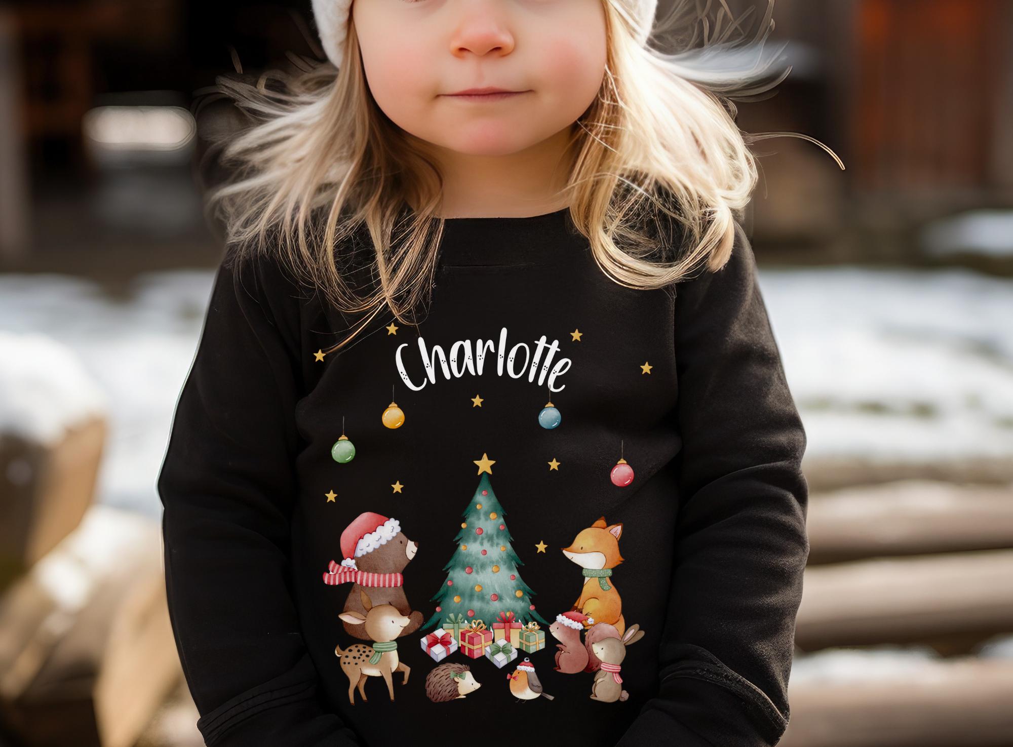 Weihnachtsshirt personalisiert - Waldtiere mit Weihnachtsbaum & Geschenken – Langarmshirt für Weihnachten mit – T-shirts