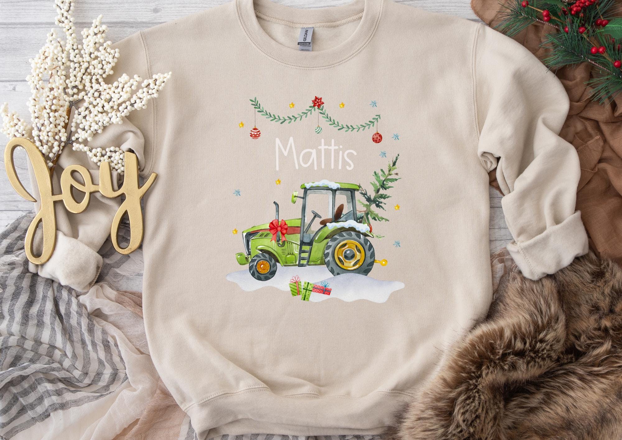 Bügelbild Weihnachten Traktor personalisiert - Grüner Traktor mit Weihnachtsbaum & Geschenken – DTF Bügelmotiv mit Name – Patches