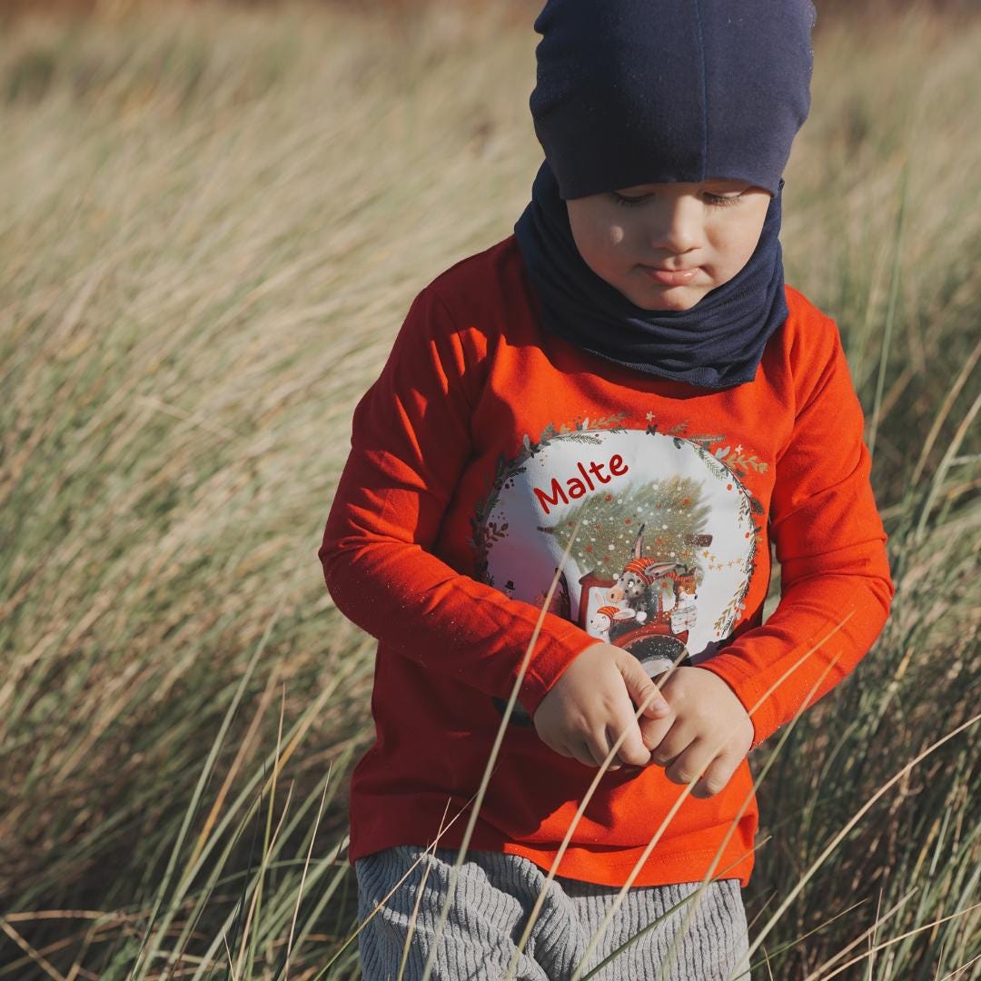Weihnachtsshirt Traktor - personalisiert mit Name – roter Trecker mit Kranz & Tieren – Langarmshirt Weihnachten Bauernhof – T-shirts