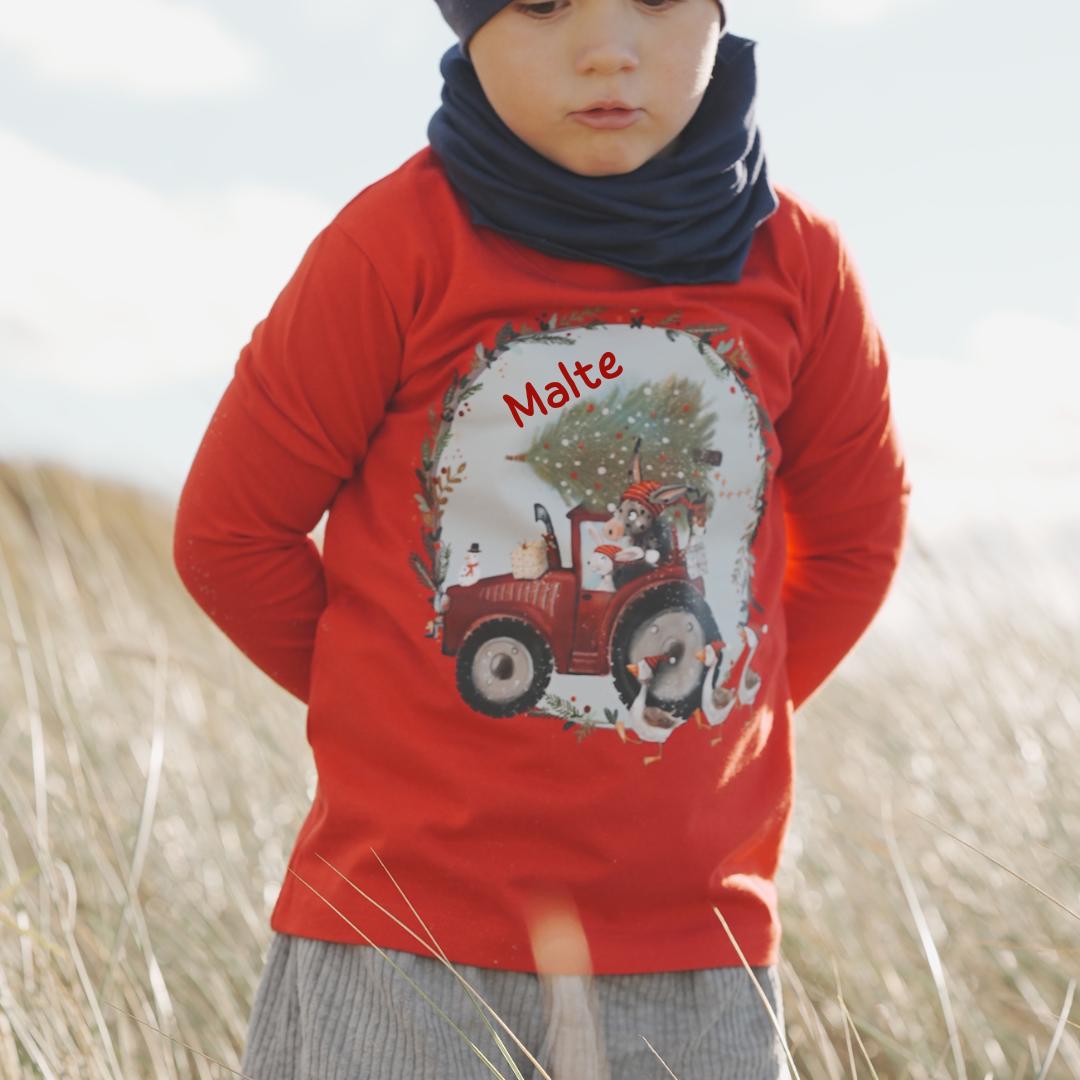 Weihnachtsshirt Traktor - personalisiert mit Name – roter Trecker mit Kranz & Tieren – Langarmshirt Weihnachten Bauernhof – T-shirts