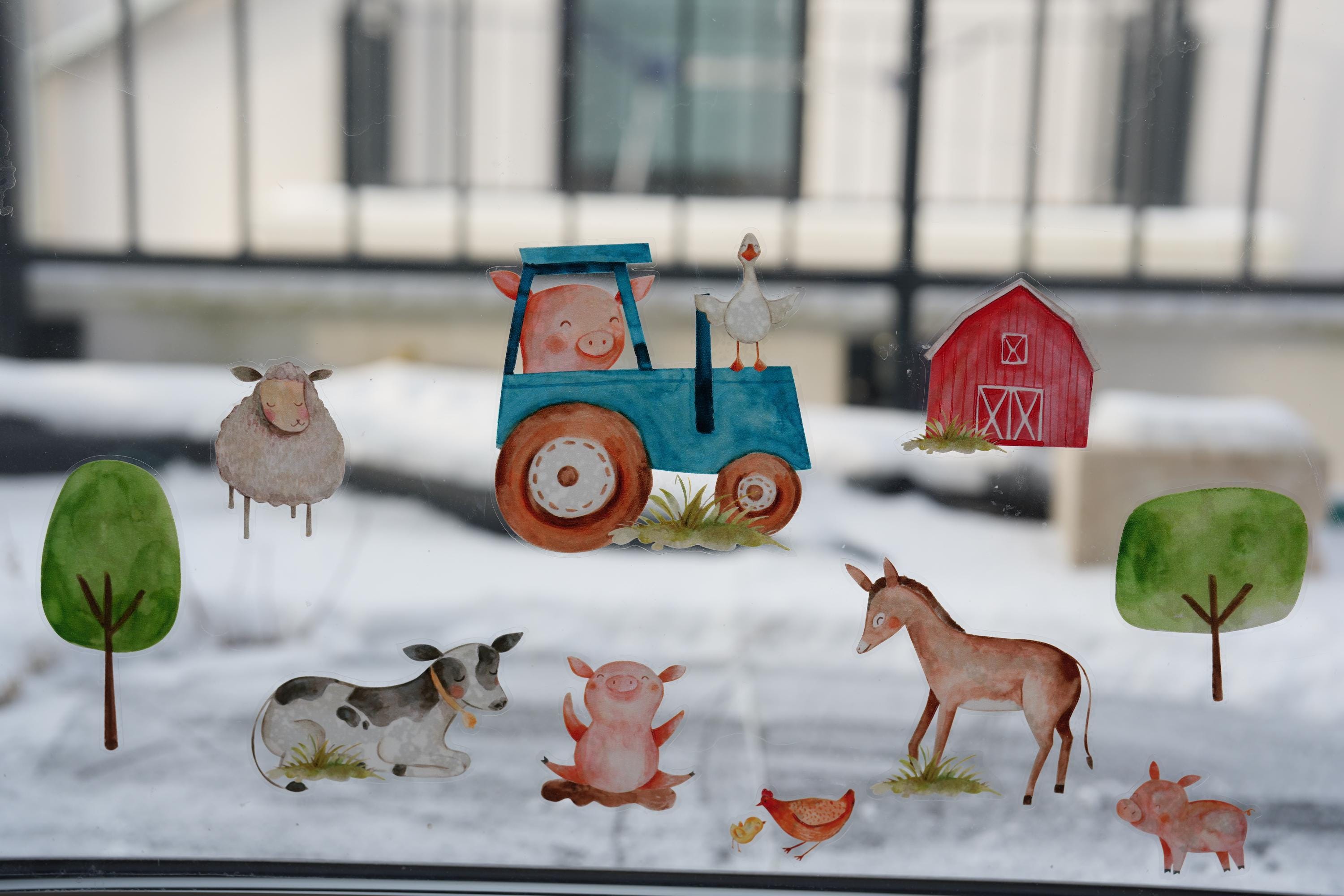 Fensterdeko Bauernhof und Traktor – Fensterbild Bauernhof mit Tieren, liebevolle Bauernhof-Fensterdeko für zimmer –