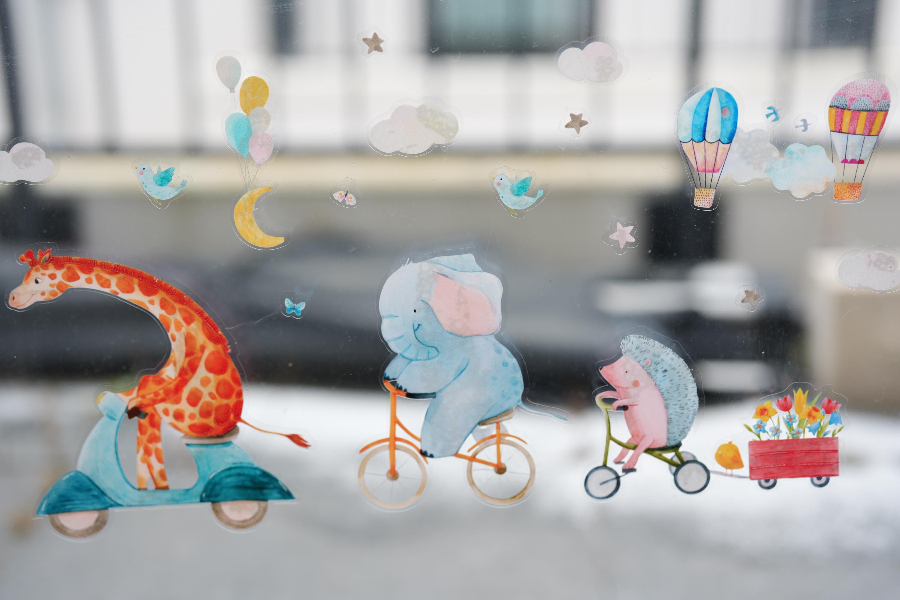 Frühlings-Fensterbilder zimmer – Tiere auf Rädern – Giraffe, Elefant & Igel – statisch haftende Fensterdeko –