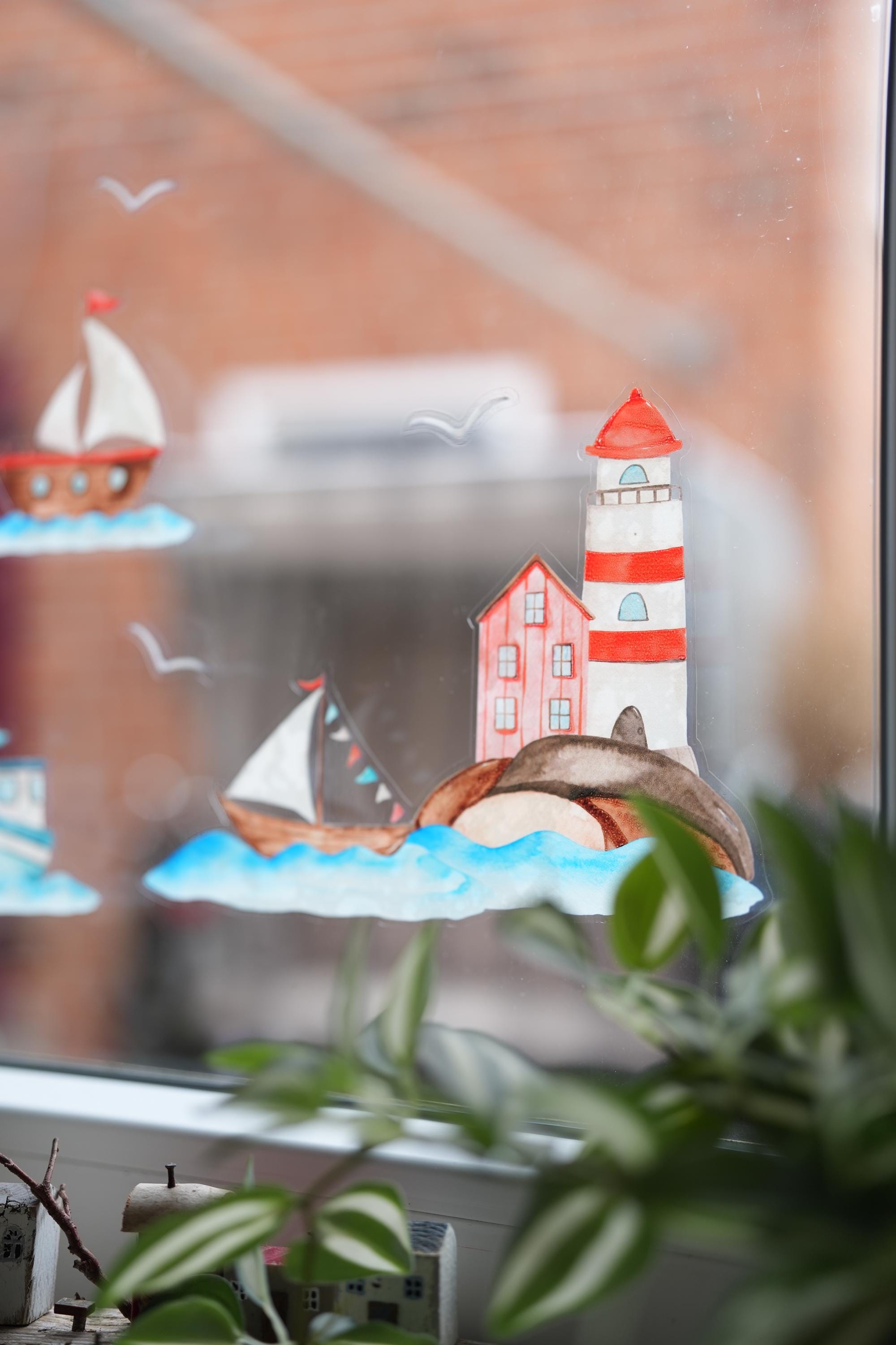 Fensterbild Boote & Leuchtturm – statisch haftend ohne Kleber – wiederverwendbare maritime Sommerdeko – Geschenk für Küstenfans – A4 A3 A2 –