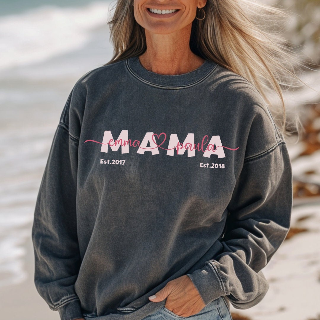 Bügelbild Mama Mom | personalisiert mit Wunschnamen | Statement Shirt | Geburtstjahr | Werdende Mutter | Muttertag | Geburt| Name Ärmel