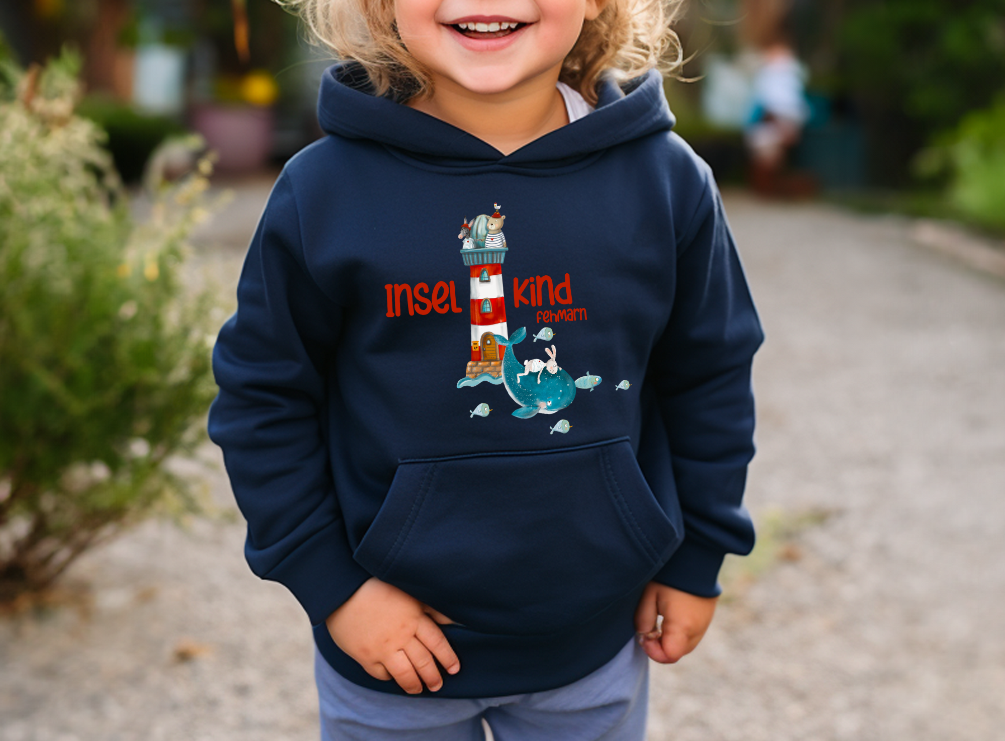 Hoodie mit Fehmarn-Motiv, Inselkind, Leuchtturm Fehmarn-Sund-Brücke, Wal Urlaubserinnerung