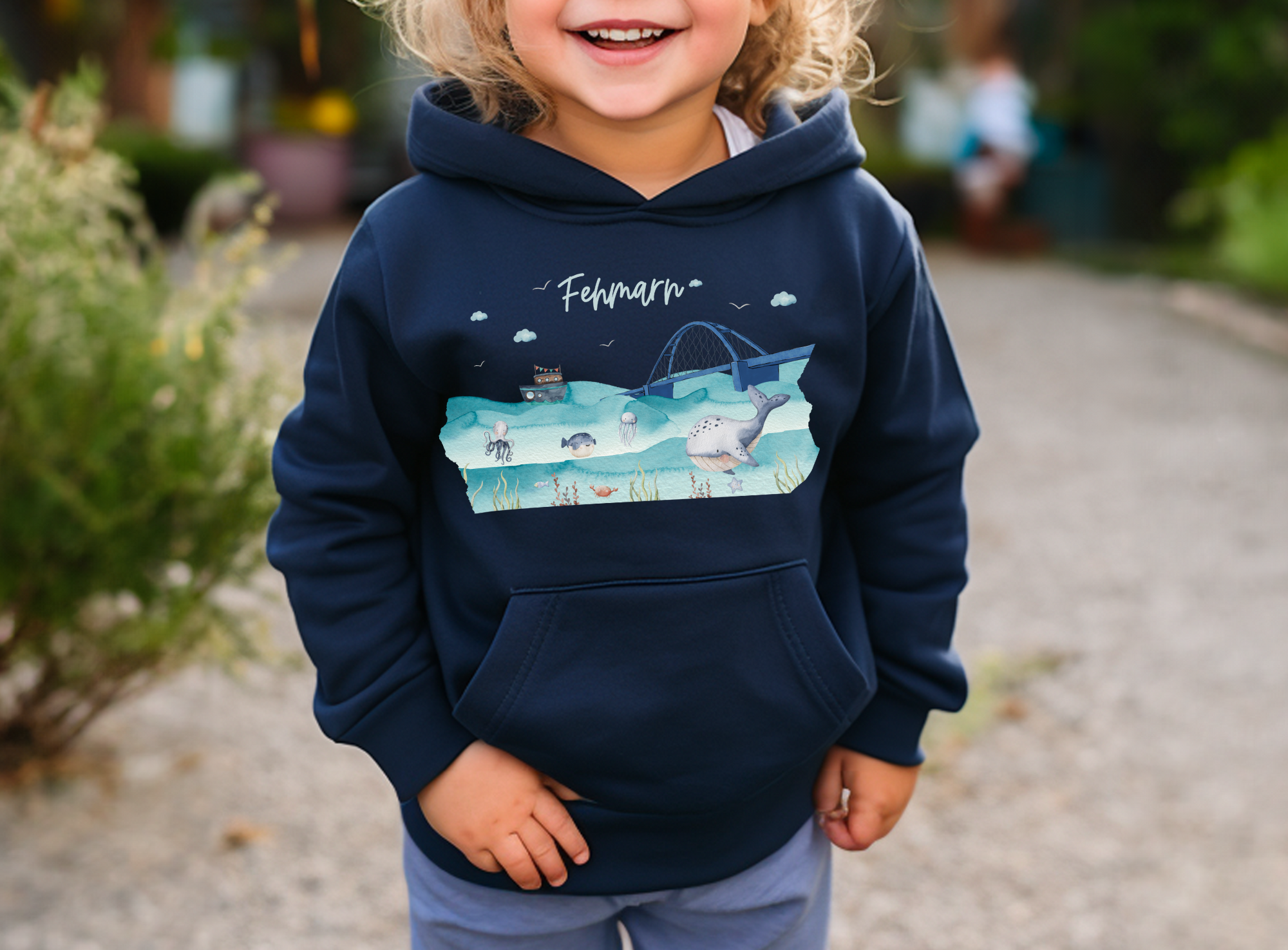 Hoodie mit Fehmarn-Motiv, Leuchtturm Fehmarn-Sund-Brücke, Wal Urlaubserinnerung