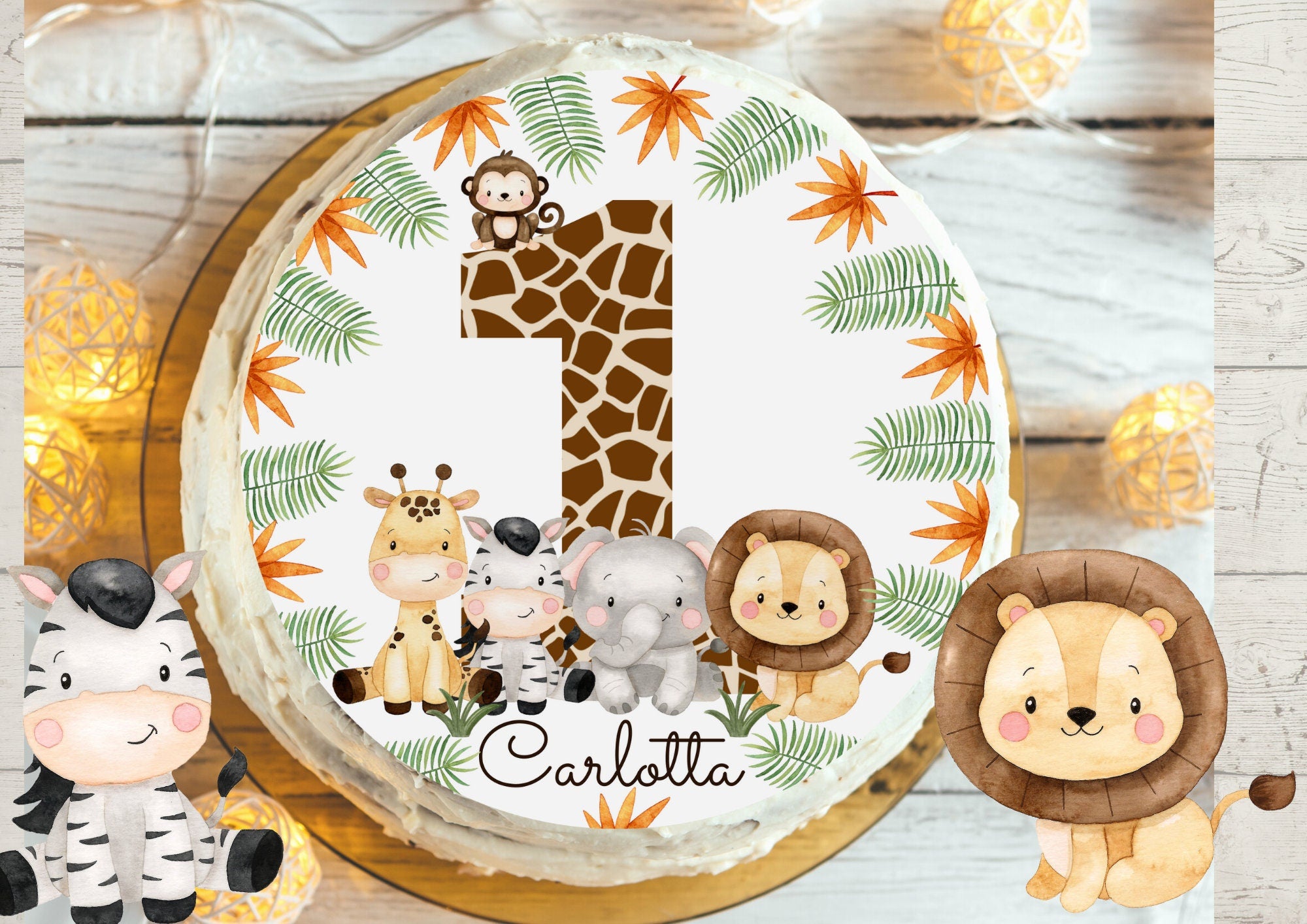 Essbarer Tortenaufleger mit Dschungel-Motiv, personalisiert mit Namen und Alter, zeigt Löwen, Elefant und Safari-Tiere im Wild-One-Stil.