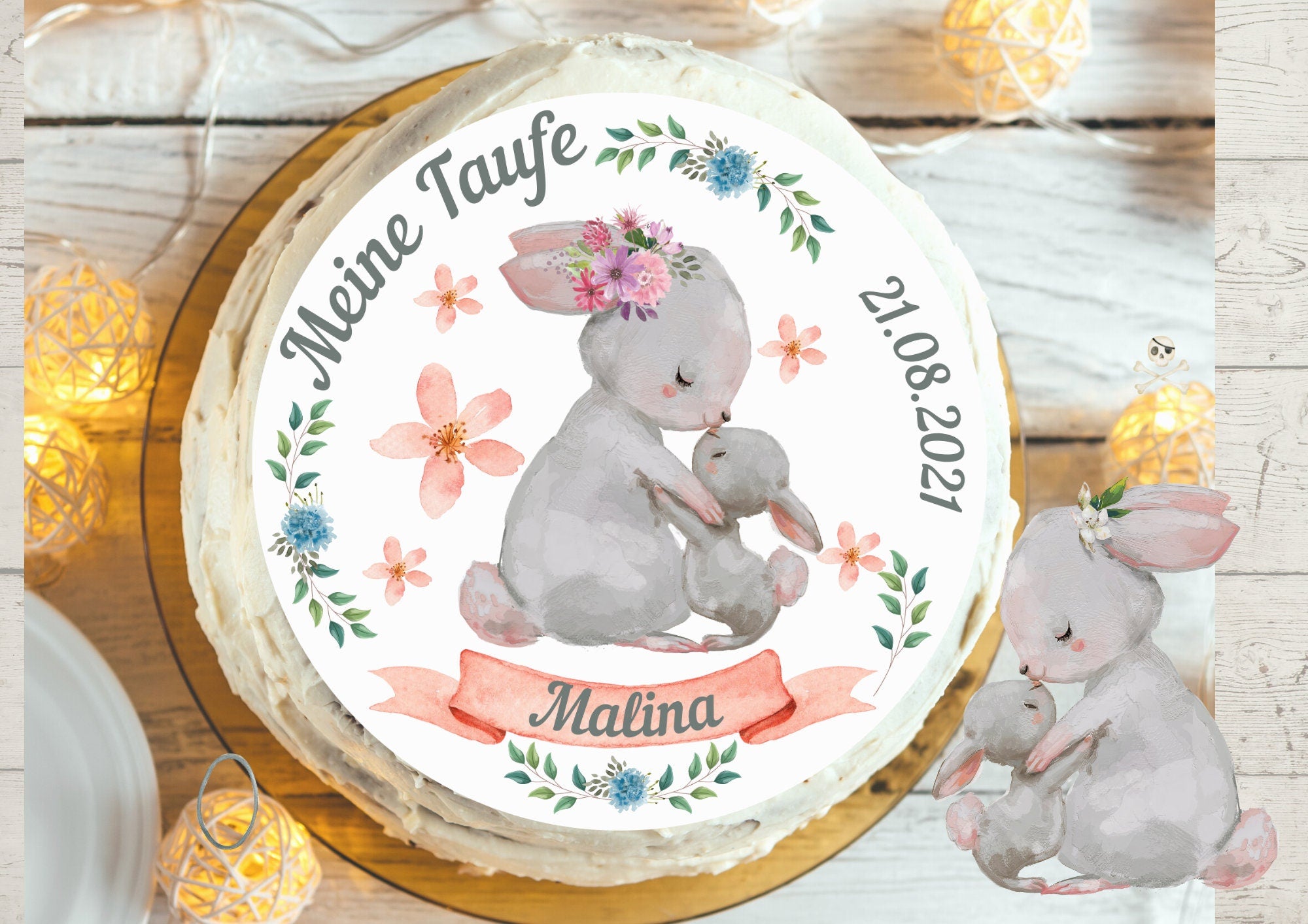 Tortenaufleger Taufe mit Häschen auf weißer Torte
Essbare Fondant-Deko mit niedlichem Hasen-Motiv
Rund geschnittener Tortenaufleger für Babys erste Feier
Personalisierter Aufleger zur Taufe mit Name und Datum
Anwendung des Auflegers auf Marzipan- oder Fondanttorte
Detailansicht des Hasen in zartem Design
Handgemachte Kuchendeko mit Häschen für religiöse Anlässe
Aufleger vor dem Zuschnitt – auf Trägerfolie
Inspiration: Torte mit essbarem Hasen-Aufleger für Mädchen oder Jungen