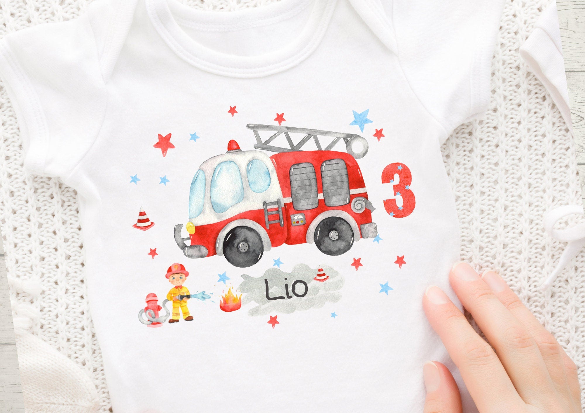 Bügelbild Feuerwehr personalisiert mit Name und Alter für Kinder – Feuerwehrauto Aufbügler für Geburtstagsshirts und T-Shirts – Rettungsfahrzeug Motiv