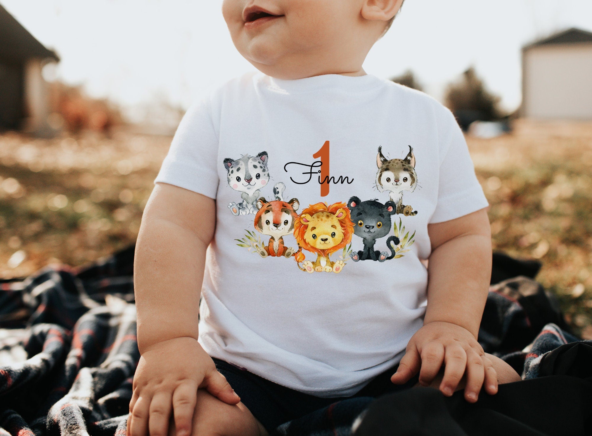 Geburtstagsshirt personalisiert Dschungeltiere Safari Wildkatze Löwe Wild One – T-shirts