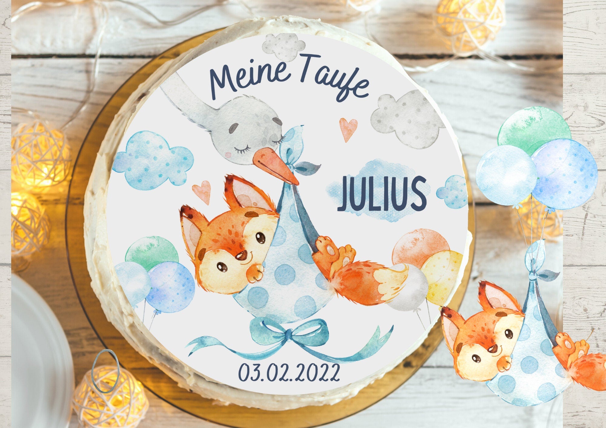 Tortenaufleger mit Fuchs und Storch für Tauftorte
Essbare Kuchendeko zur Taufe mit christlichem Motiv
Fondant-Aufleger rund, personalisiert mit Name und Datum
Nahaufnahme Tortenbild mit Taube und Blumenranken
Anwendungsbeispiel auf Fondant-Torte
Verpackung mit Anleitung für den Tortenaufleger
Aufleger auf Trägerfolie – vor dem Zuschneiden
Flatlay mit Aufleger für Kommunionskuchen
Essbarer Topper für Tauftorte vegan