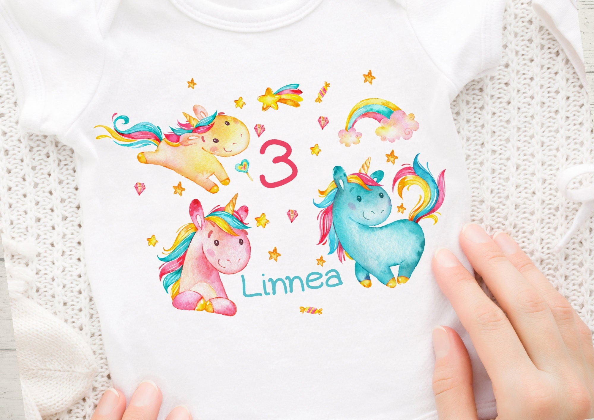 Bügelbild mit Wunschname und Alter personalisiert Geburtstagsshirt Einhorn Regenbogen Sterne – Appliques & Patches