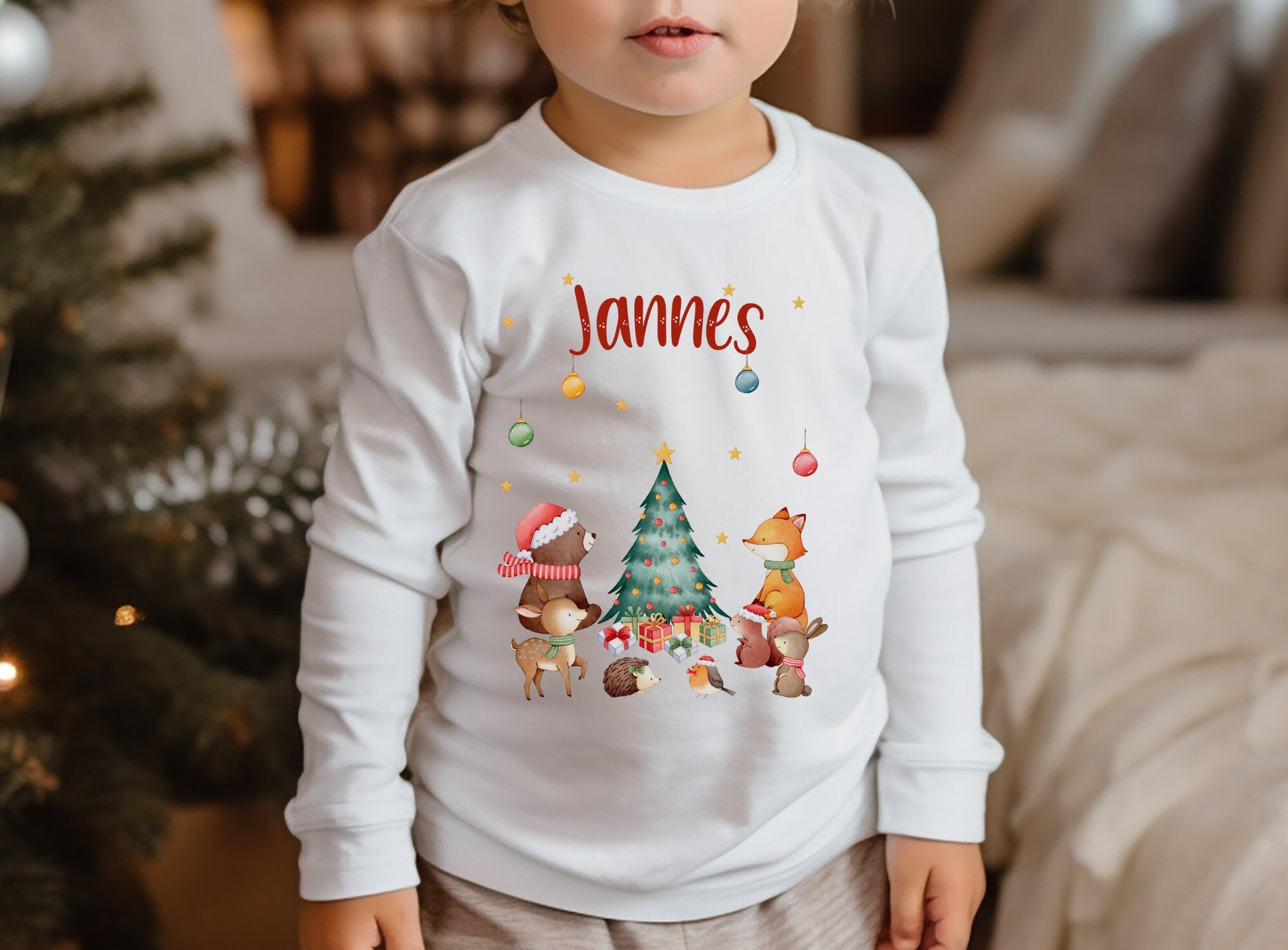 Weihnachtsshirt personalisiert - Waldtiere mit Weihnachtsbaum & Geschenken – Langarmshirt für Weihnachten mit – T-shirts