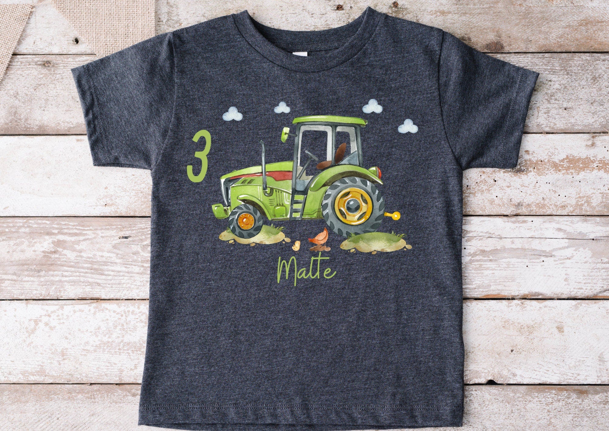 Personalisiertes Bügelbild mit grünem Traktor, Wunschname und Alter für Kindergeburtstag, Bauernhof-Motto, perfekt für Geburtstagsshirts.