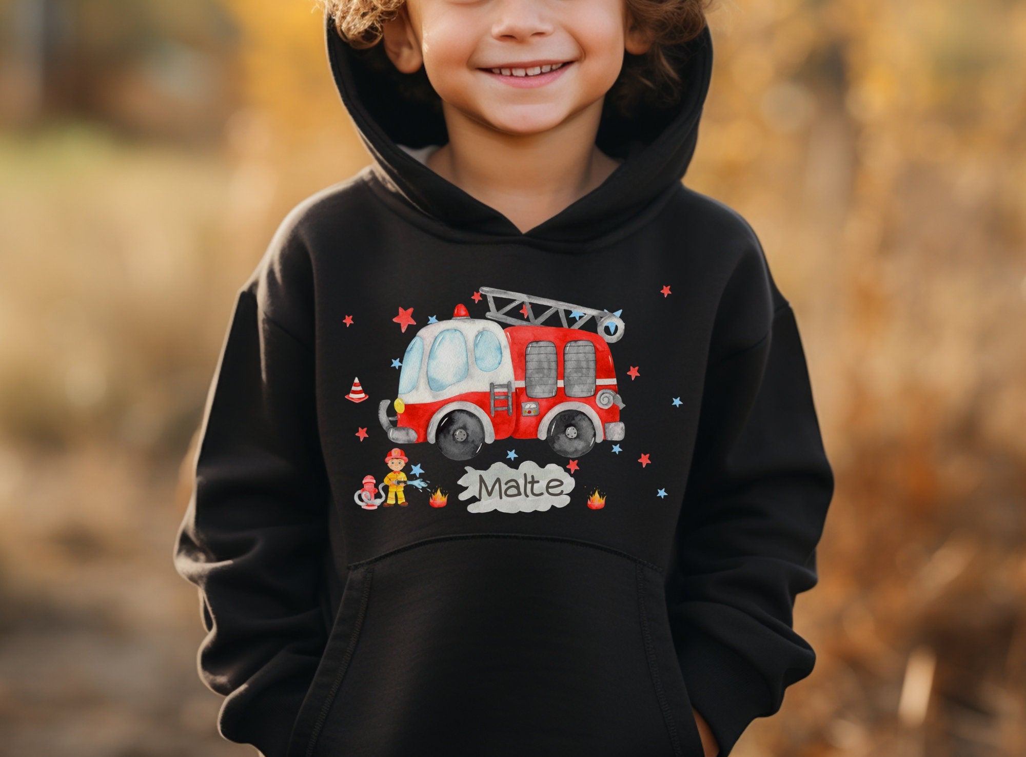Kapuzenpullover für Kinder mit Feuerwehr-Motiv personalisiert mit Name in Rot als Geschenk zur Einschulung oder zum Geburtstag