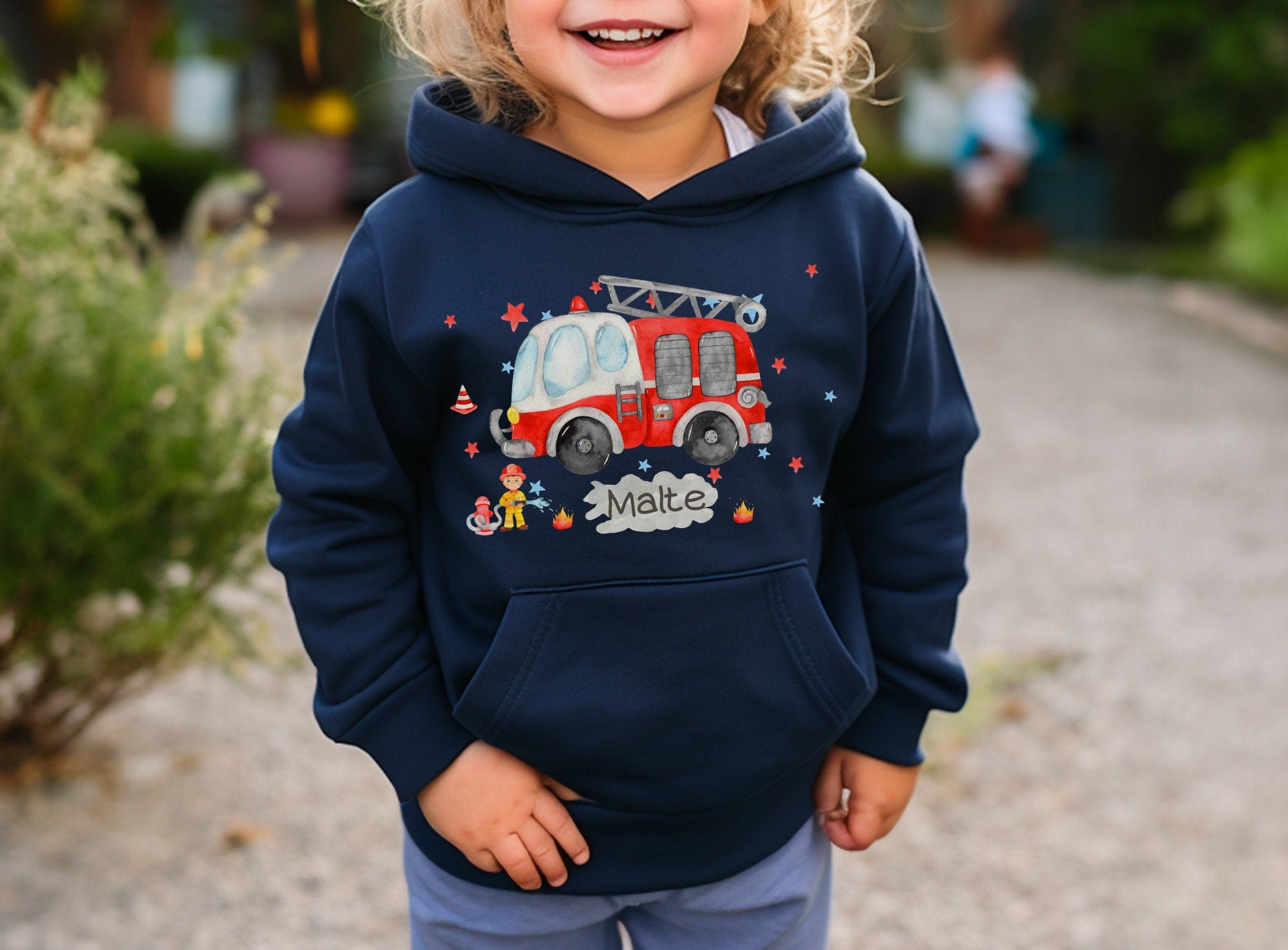Kapuzenpullover für Kinder mit Feuerwehr-Motiv personalisiert mit Name in Rot als Geschenk zur Einschulung oder zum Geburtstag