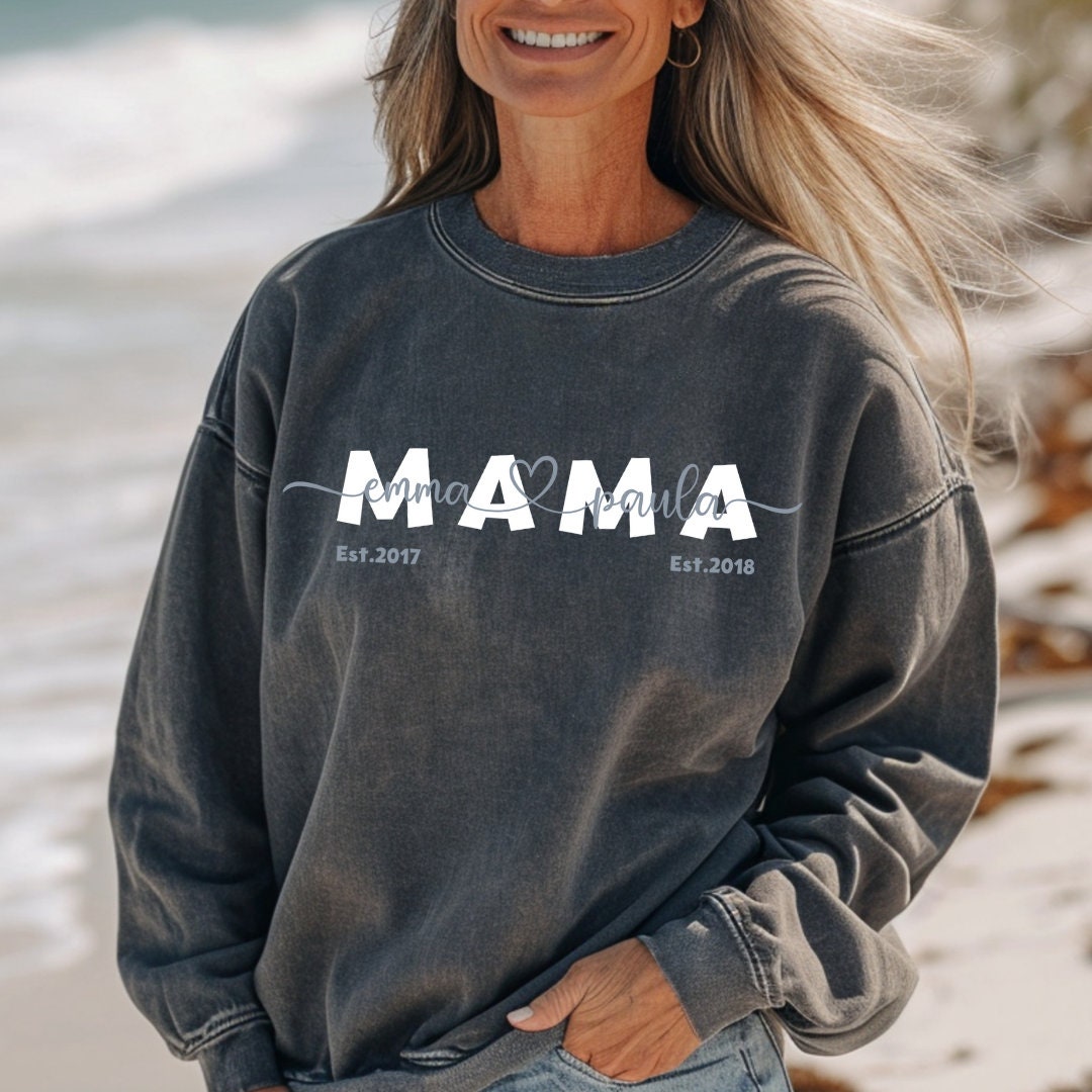 Bügelbild Mama Mom | personalisiert mit Wunschnamen | Statement Shirt | Geburtstjahr | Werdende Mutter | Muttertag | Geburt| Name Ärmel