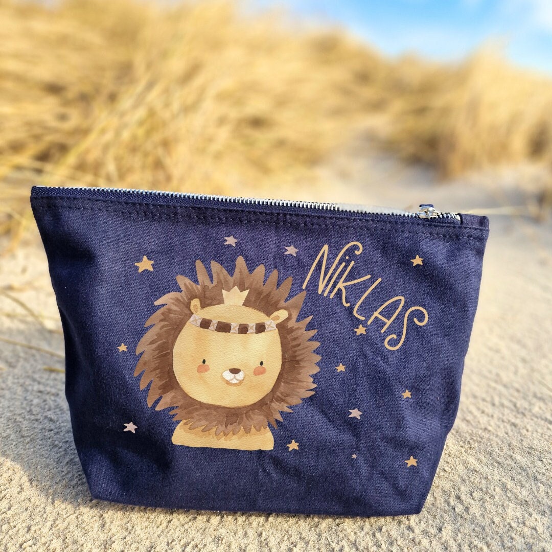 Wickeltasche mit Namen personalisiert Kulturbeutel Waschbeutel Löwe Sterne Boho – Diaper Caddies