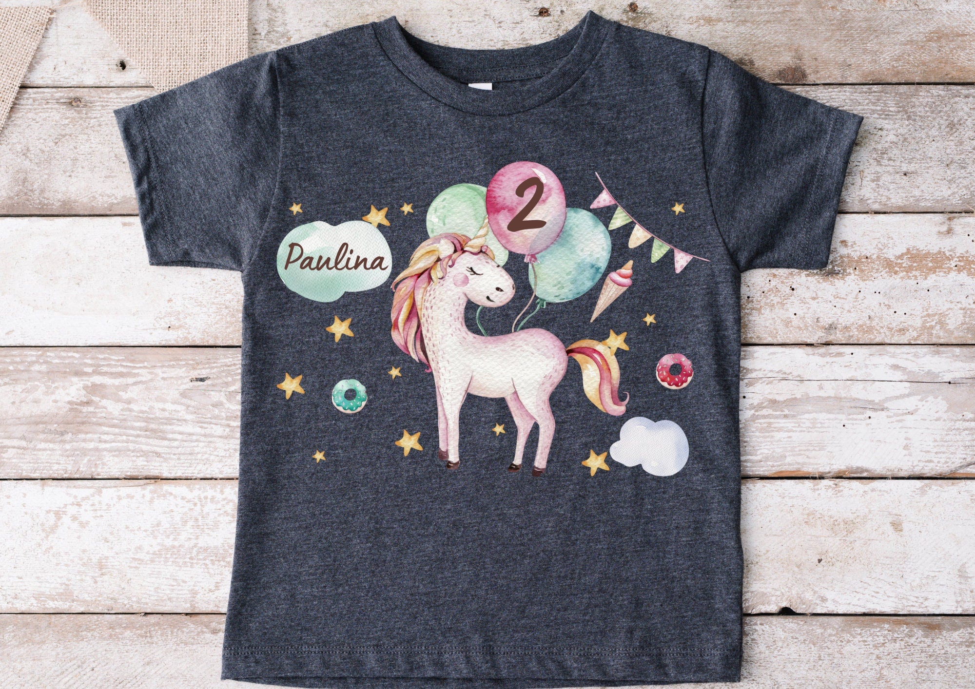 Personalisiertes Einhorn-Bügelbild mit Ballons, Zahl & Name auf weißem T-Shirt – Regenbogenfarben – ideal für Geburtstag von Mädchen