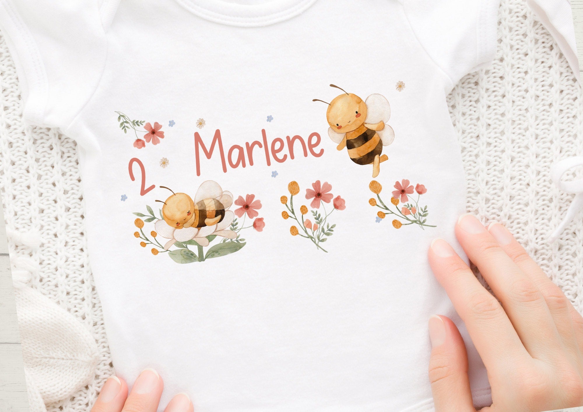 Bügelbild Biene personalisiert – mit Name & Zahl – Aquarellstil mit Blumen – Geburtstagsshirt für – A5 oder A4 – Appliques & Patches