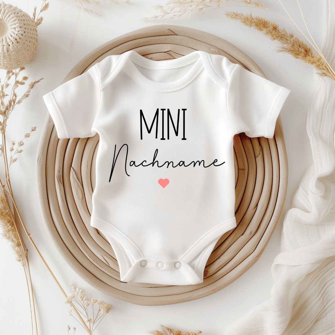 Babybody | Schwangerschaftsverkündung | Baby | Geburt | Babygeschenk | Geschenk zur Geburt | Mini Nachname | Personalisiert