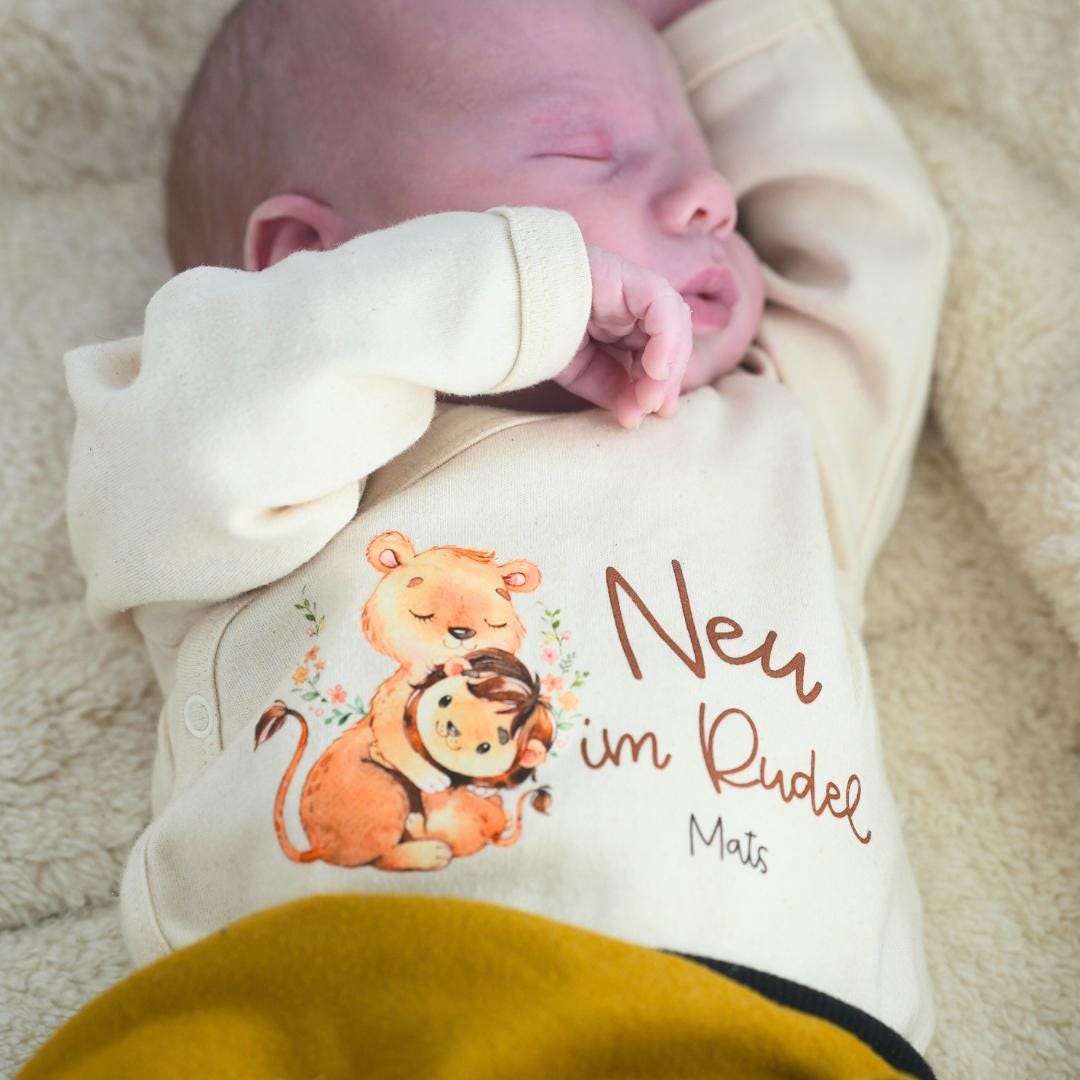 Bügelbild Baby Neugeborenes mit Wunschname für bunte und weiße Stoffe personalisiert Löwe Löwenbaby