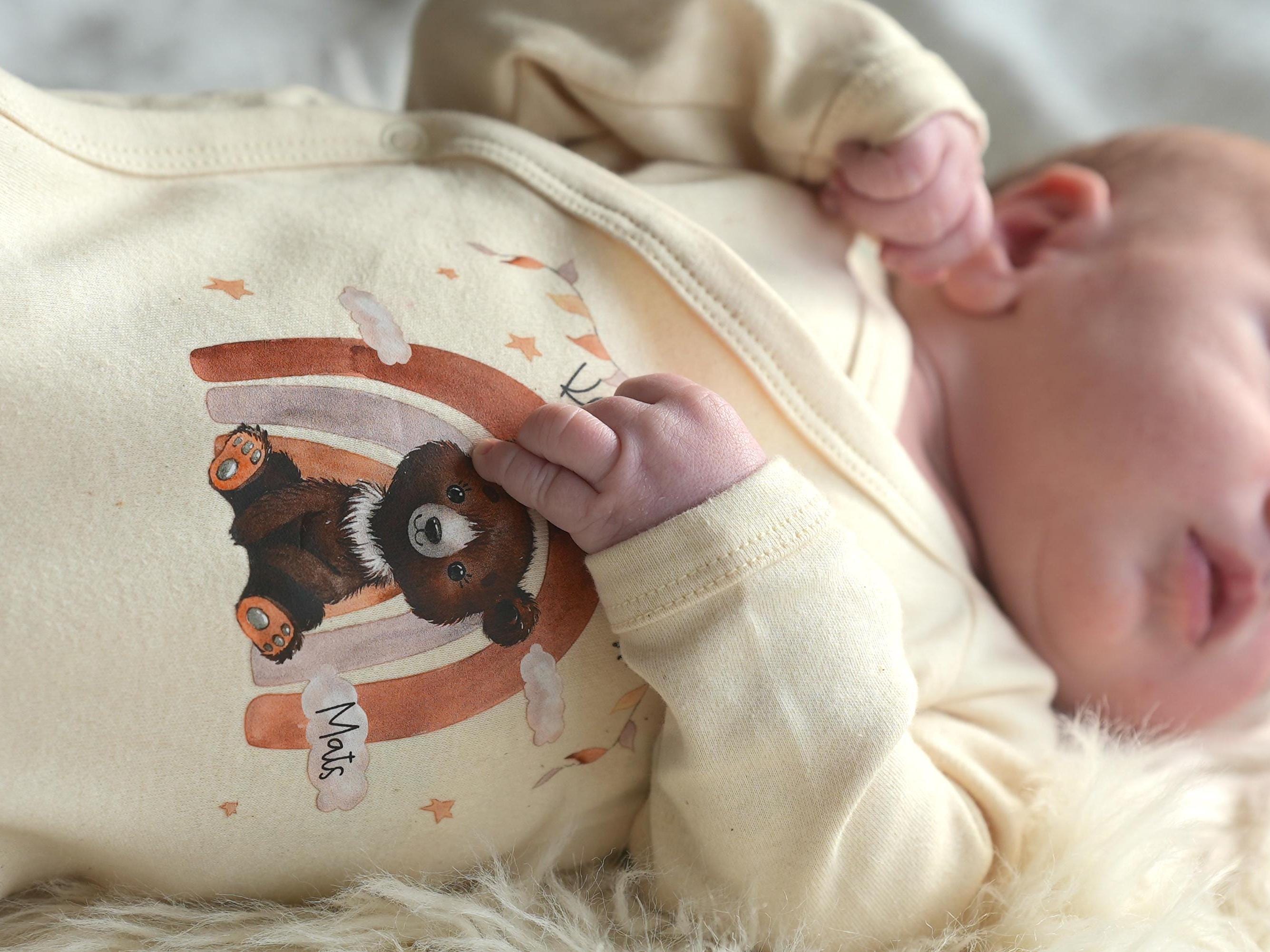 Bügelbild Baby Neugeborenes mit Wunschname für bunte und weiße Stoffe personalisiert Regenbogen Bär Kleines Wunder