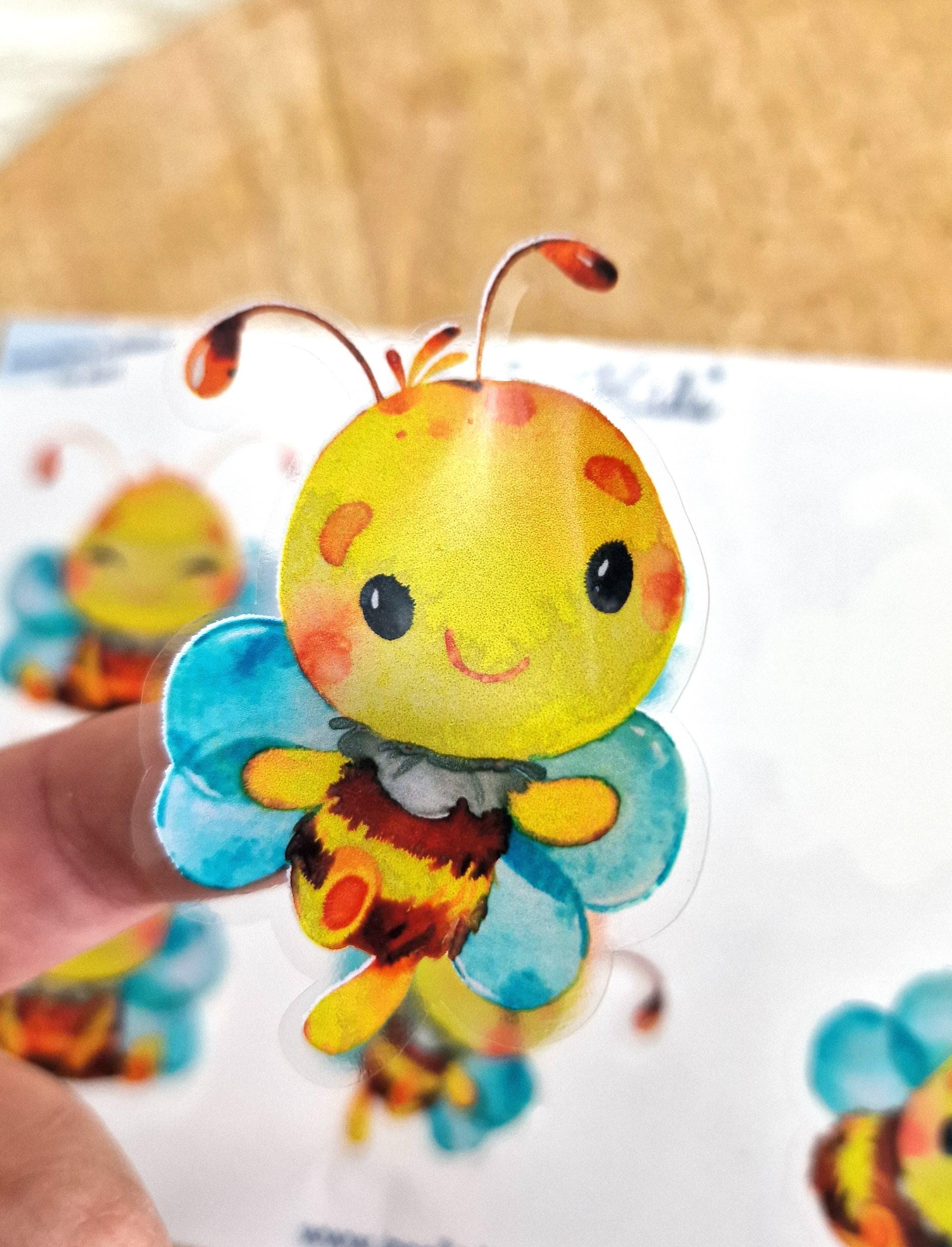 Bienen Sticker auf Kinder-Brotdose
Wasserfester Bienen-Aufkleber auf Trinkflasche
Sticker Set mit Bienenmotiv für Kita und Schule
Deko Sticker Bienen für Kinderzimmer oder Laufrad
Sticker DIN A5 ohne Personalisierung – Bienenmotiv
Sticker Set auf Flasche und Helm für Kinder
Bienen Sticker auf Roller und Laufrad angebracht
Sticker Nahaufnahme – glänzende Vinylfolie
Stickerbogen Bienenmotiv – Auswahl DIN A6 bis DIN A4
Sticker-Set Verpackung – Bienenmotiv für Kinder