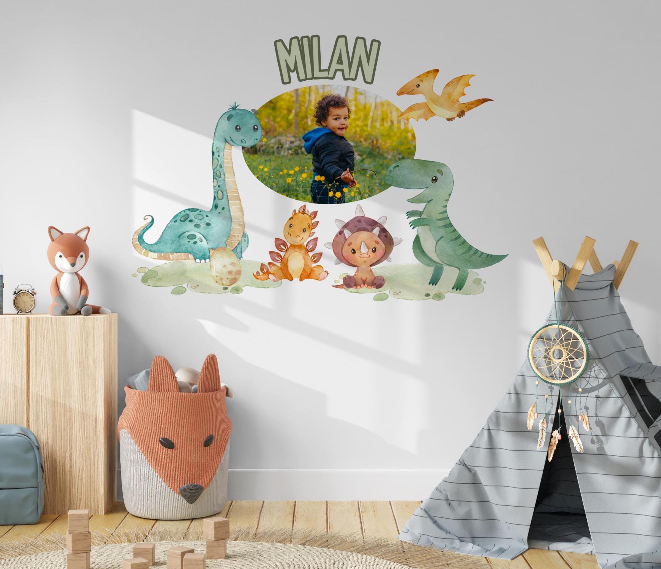Wandtattoo Dino mit Foto & Name – personalisiert für n – Babyzimmer Deko Dinosaurier – Geschenk zur Geburt oder Taufe – A3 A2 A1 – Wall Decals & Murals