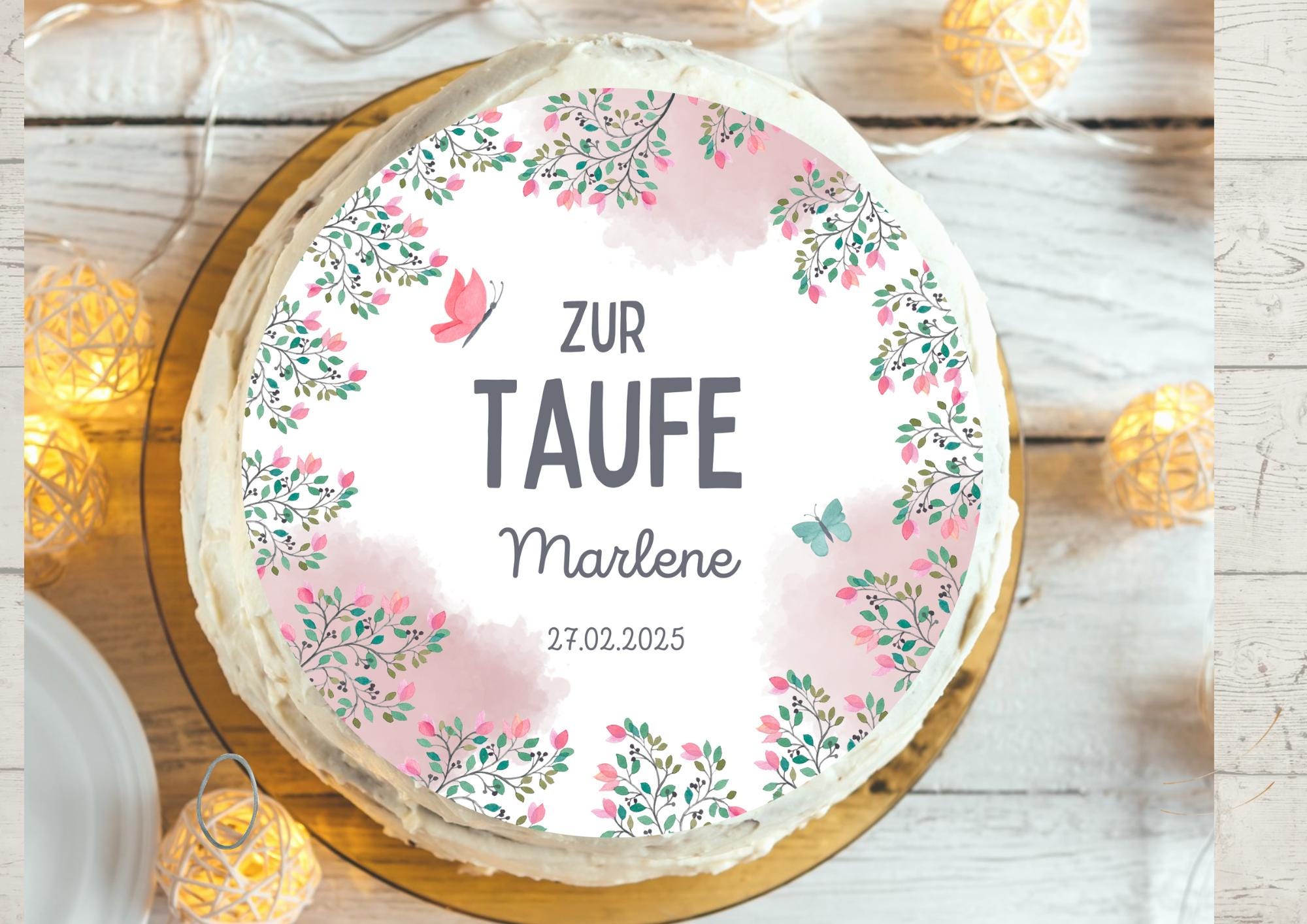 Tortenaufleger Kommunion mit Lebensbaum auf weißer Torte
Essbare Fondant-Deko zur Taufe mit Namensbeschriftung
Tortenbild für Konfirmation – rund & handgemacht
Personalisierte Kuchendekoration für Kommunionsfeier
Aufleger mit Blumenkranz und Schmetterling in Pastellfarben