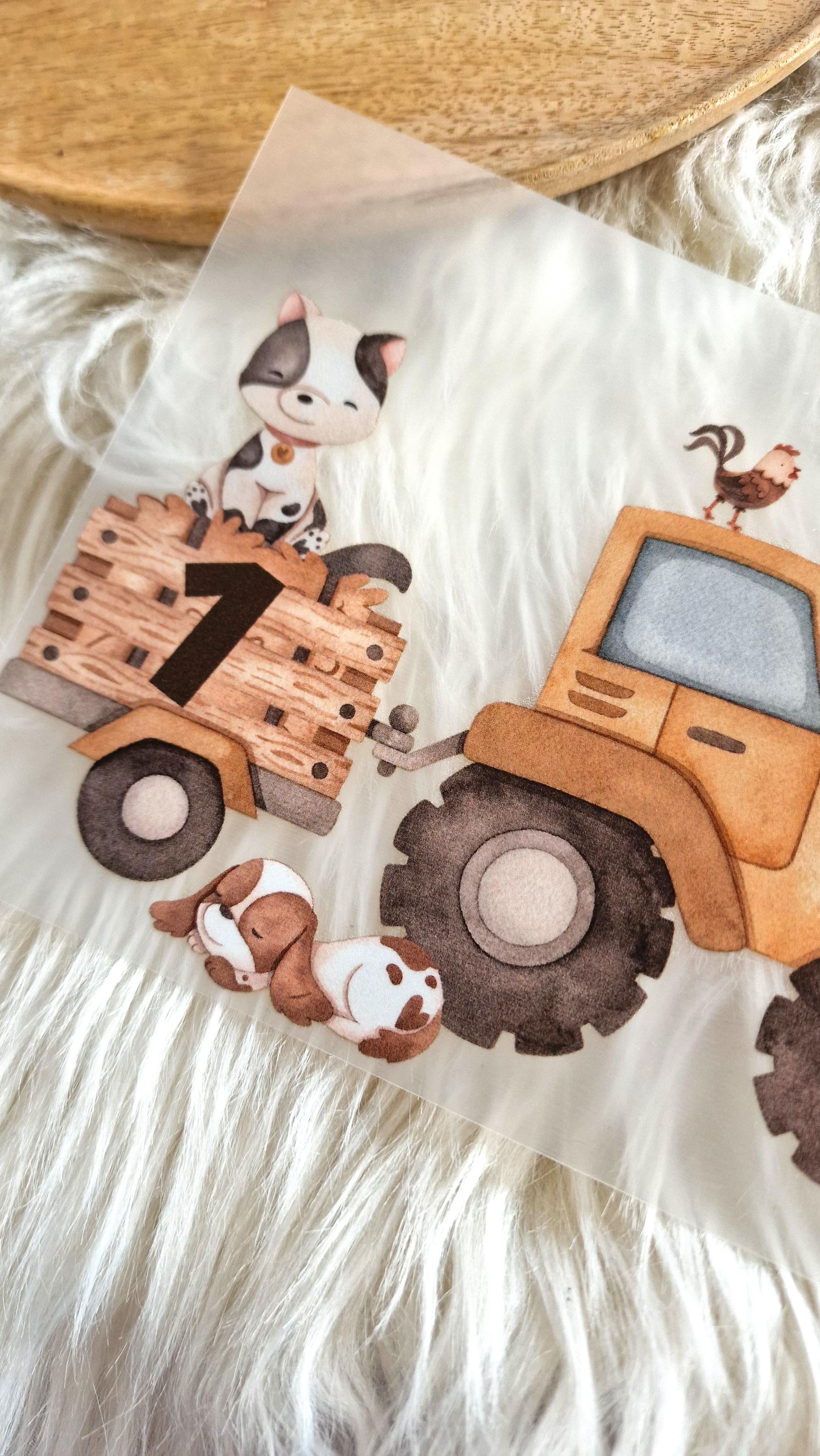 Bügelbild Traktor mit Katze & Hund – personalisiert mit Name und Zahl – ruhiges Geburtstagsmotiv – Klein Shirt A4/A5 – Appliques & Patches