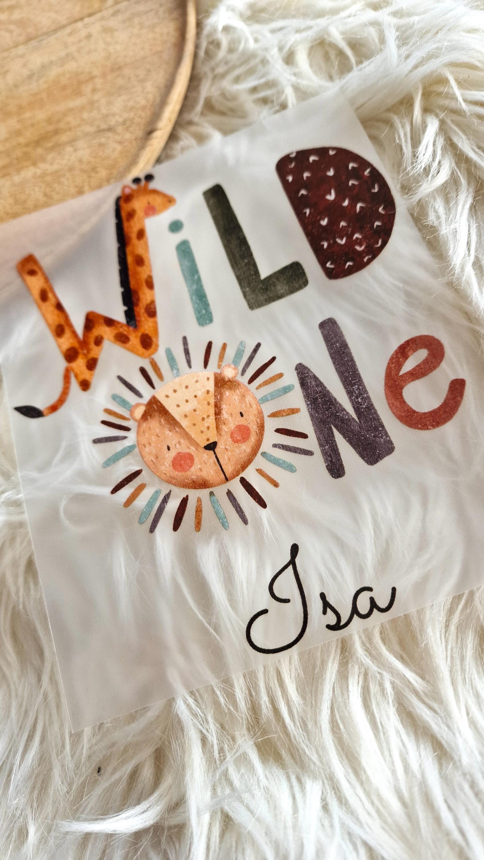 Bügelbild für bunte und weiße Stoffe mit Wunschname personalisiert Dschungel Löwe Giraffe Safari Safaritiere Dschungeltiere Wild One