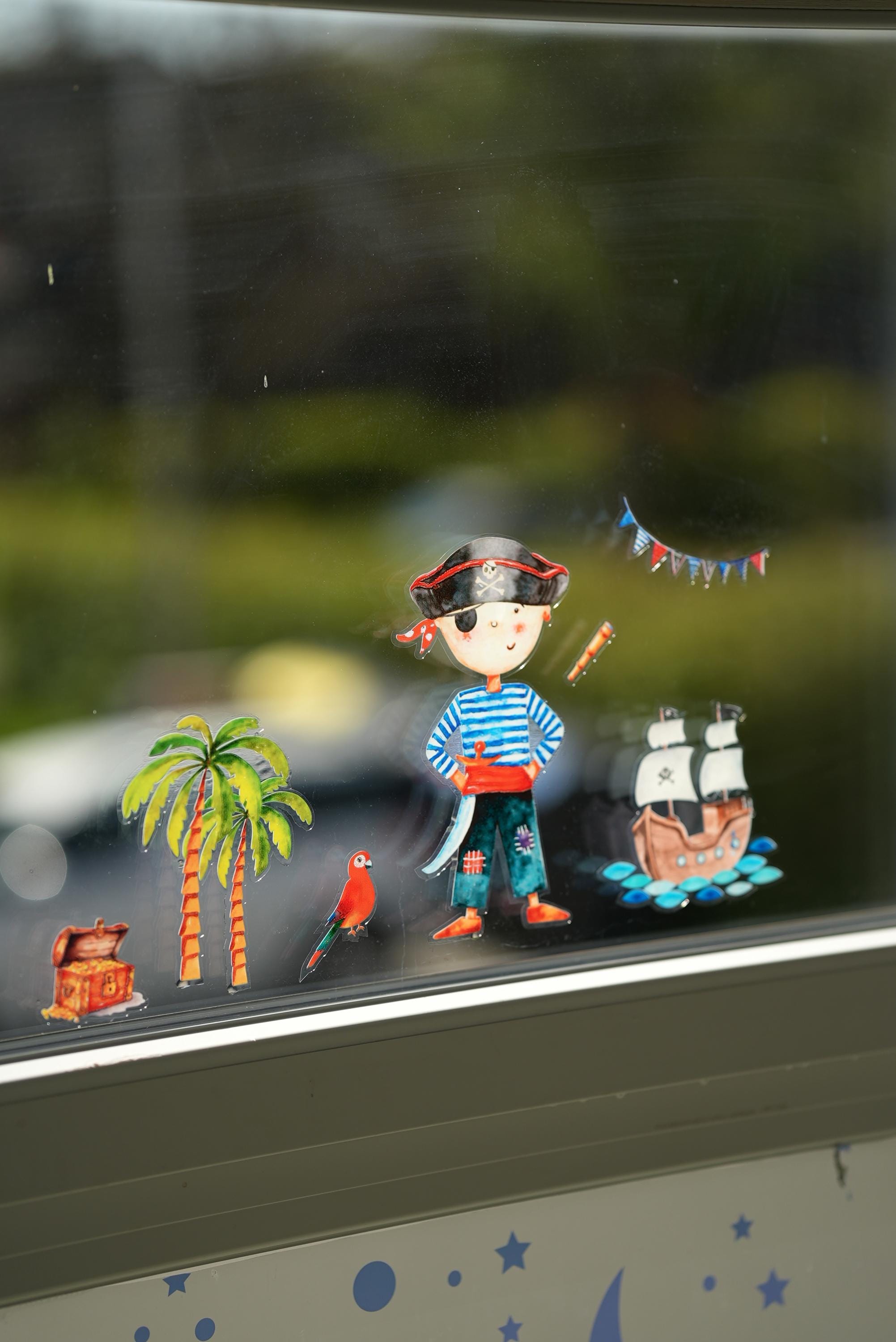 Wiederverwendbares Fensterbild Pirat zimmer – Fensterdeko ohne Kleber – statisch haftend – Piratenschiff Schatztruhe Palme – 