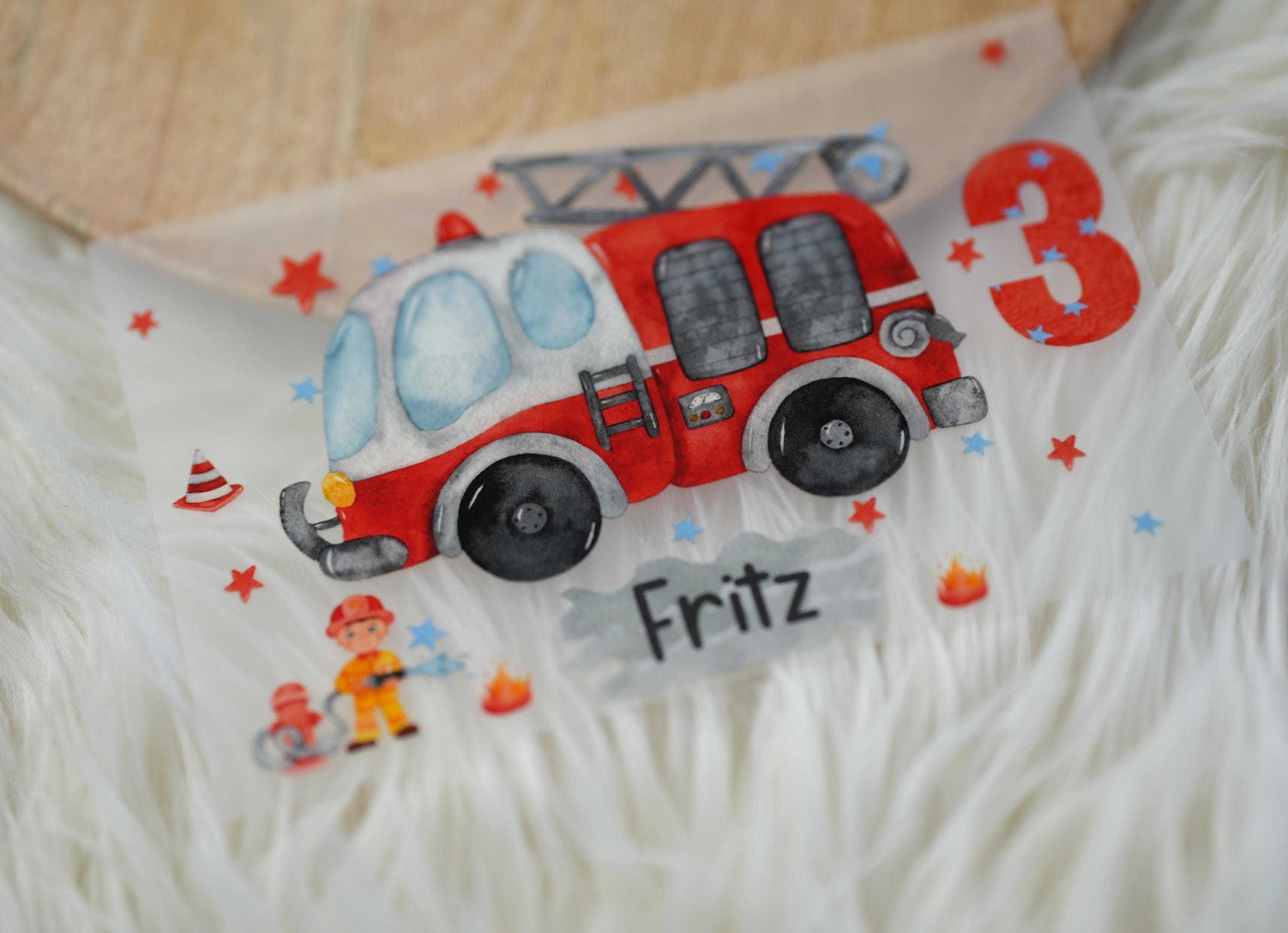 Bügelbild mit Wunschname und Alter personalisiert Feuerwehr Feuerwehrmann Rettungsfahrzeug