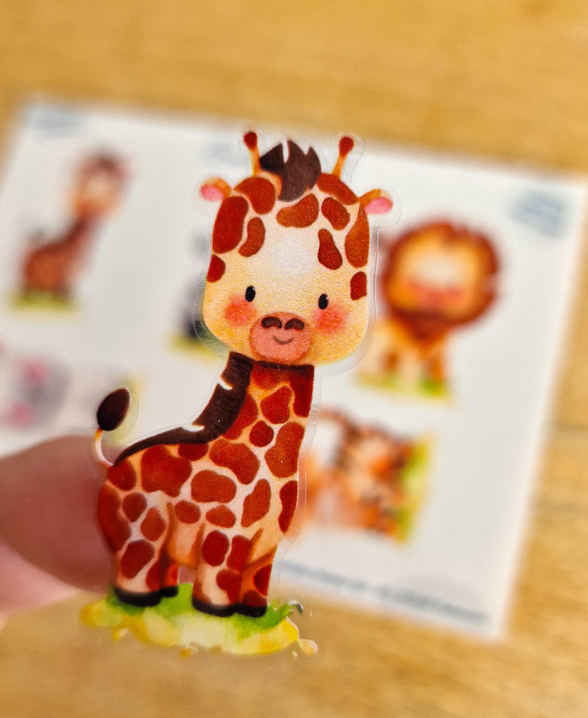 Dschungeltiere Sticker auf Brotdose
Wasserfeste Tiersticker auf Flasche
Aufkleber mit Löwe, Zebra & Giraffe
Safari-Tiersticker auf Kinderhelm
Spülmaschinenfeste Sticker Tiere
Aufkleberset Jungle für Kita
Bastelidee mit Tierstickern für Kinder
Aufkleber auf Schulheft mit Tieren
Kinder Geschenkidee Safari-Sticker
Tiere Vinyl Sticker für den Alltag