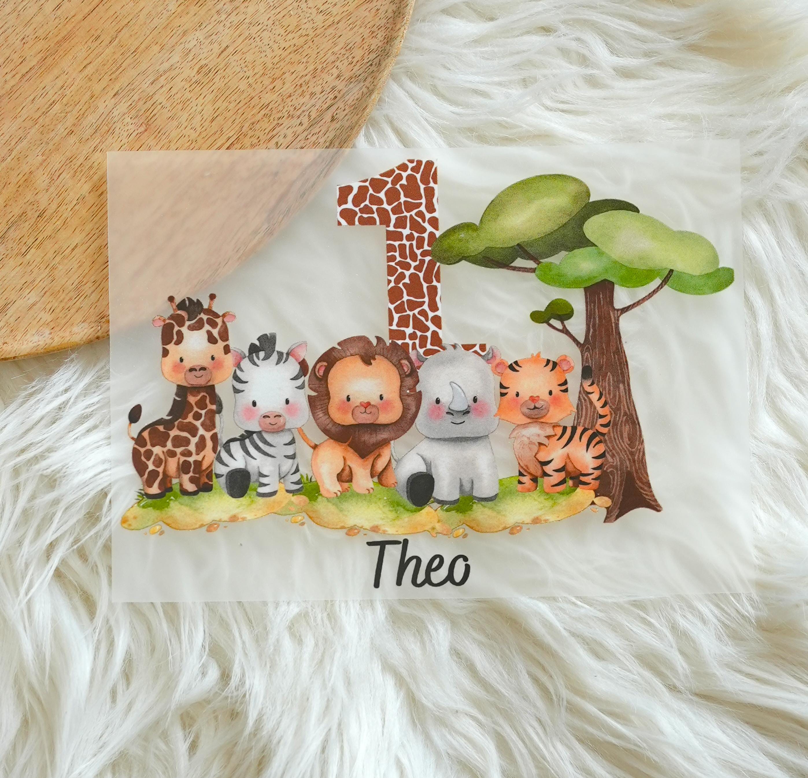 Bügelbild Geburtstag Safari personalisiert – Dschungeltiere Löwe Giraffe Zebra Wild One mit Name & Zahl – Aufbügelbild Shirt – Appliques & Patches