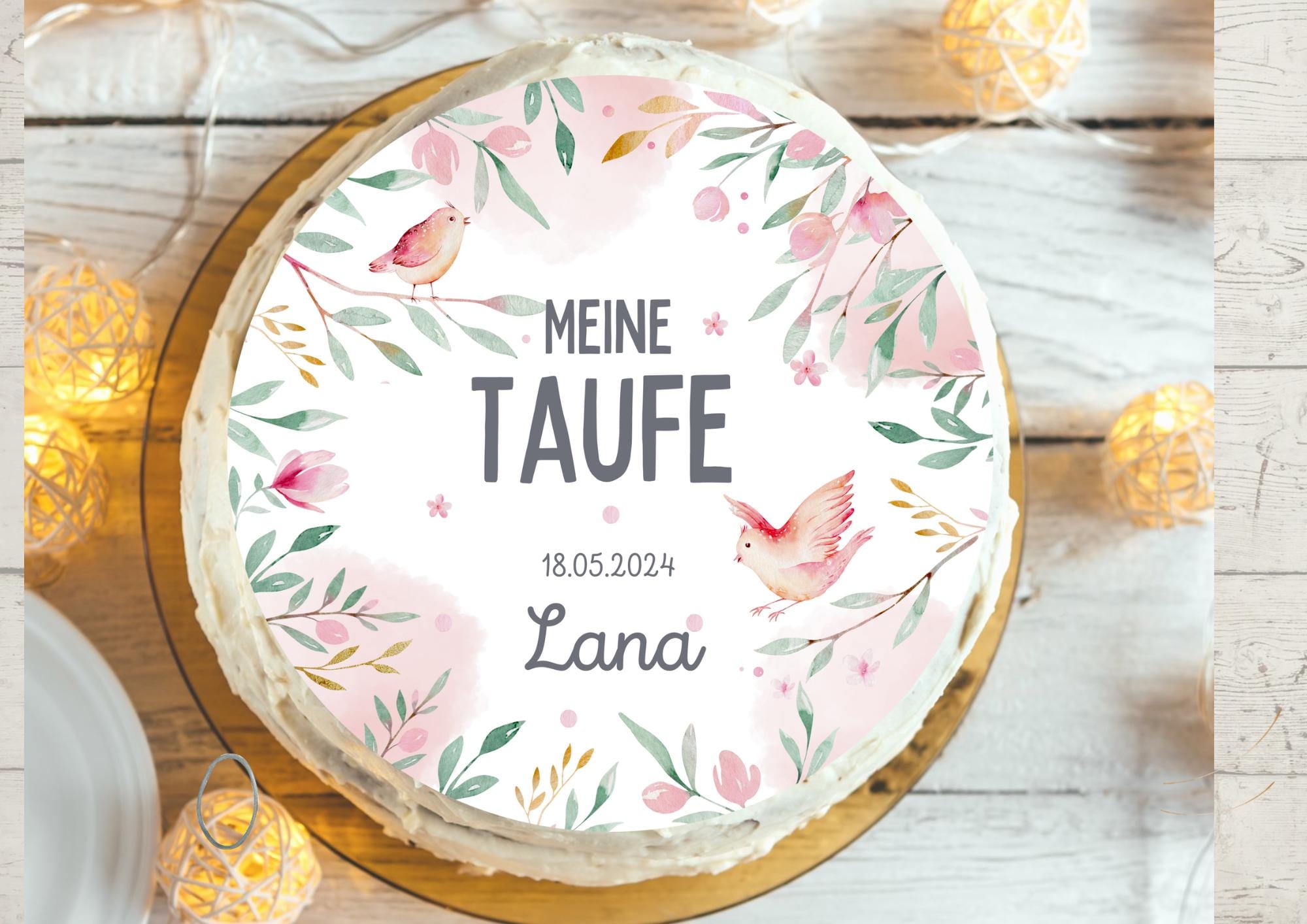 Tortenaufleger mit zartem Blumenprint und Vögeln  
Tauftorte
Essbare Fondant-Deko zur Taufe – mit Name und Datum personalisiert
Tortenaufleger mit floralem Motiv für festliche Anlässe
Handgefertigter Aufleger für Taufe oder Namensfeier – mit pastellfarbenen Blumen
Marzipan-Torte mit Vögel-Motiv
Detailaufnahme: Vögel und Blumen im feinen Fondantdruck
Fondantaufleger zur Konfirmation mit individueller Beschriftung
Kommunionstorte mit essbarem Topper in sanften Naturfarben