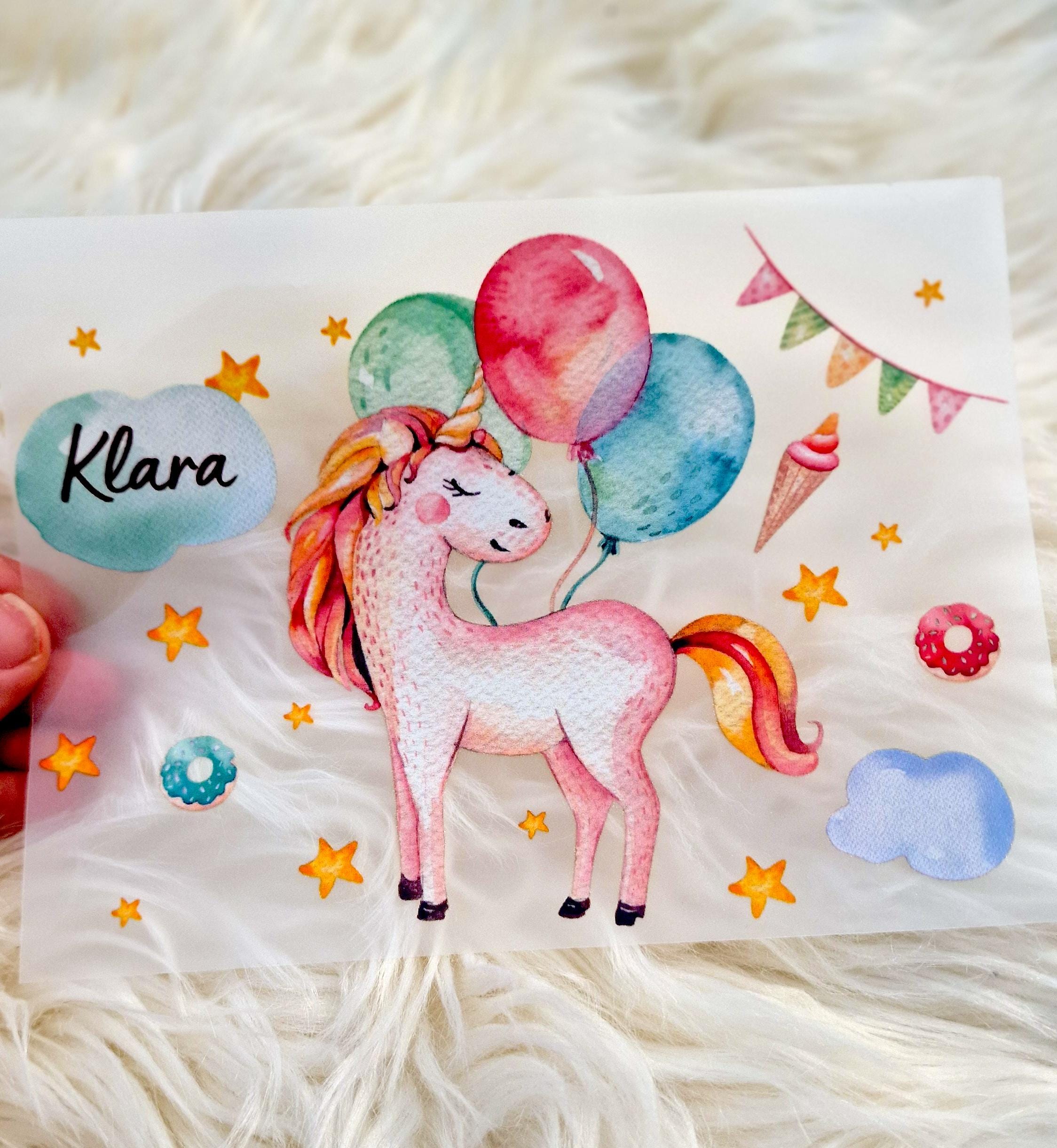 Personalisiertes Einhorn-Bügelbild mit Ballons, Zahl & Name auf weißem T-Shirt – Regenbogenfarben – ideal für Geburtstag von Mädchen