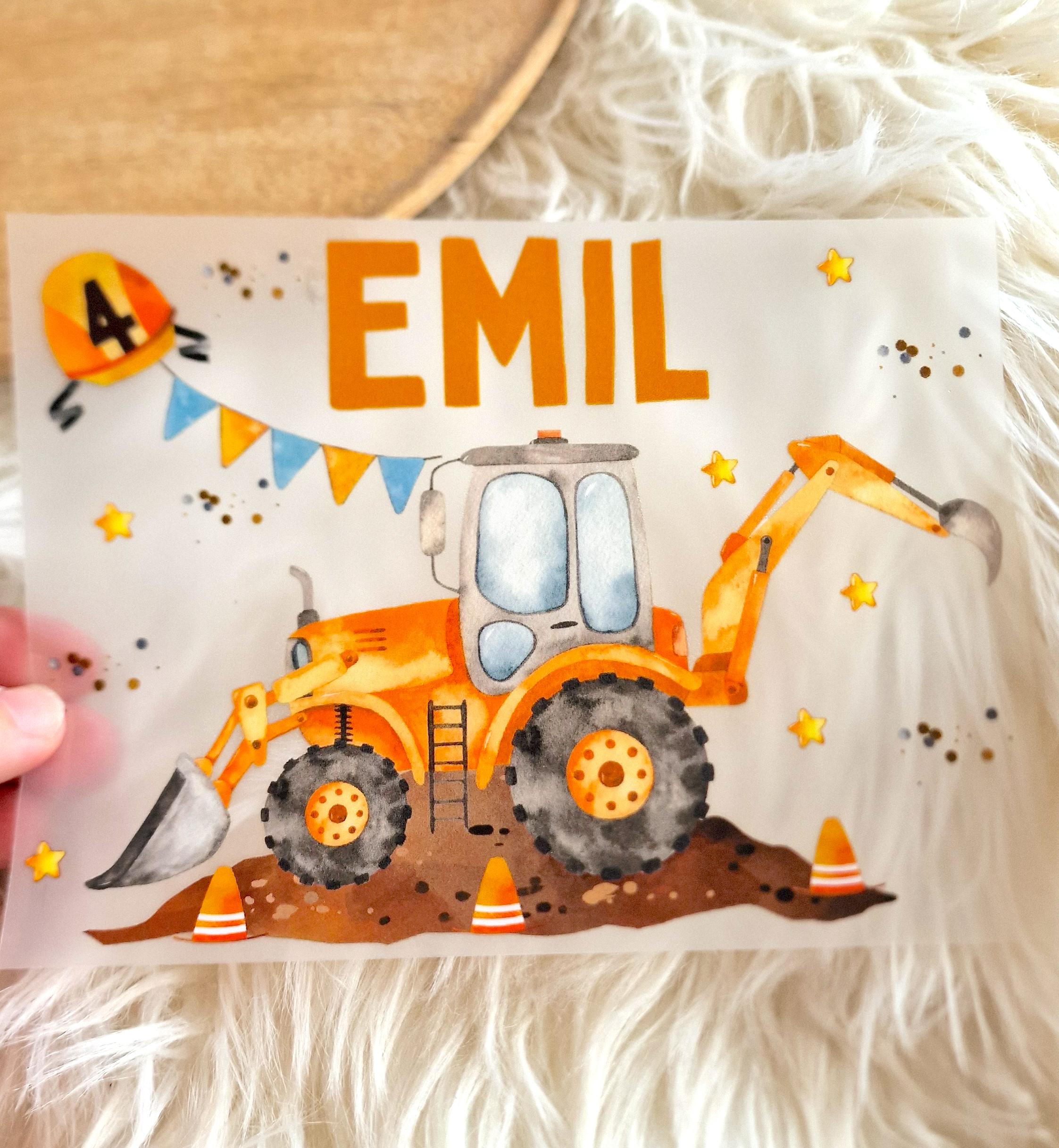 Bügelbild mit Bagger und Bauarbeiter zum Geburtstag – personalisiert mit Name und Alter – Motiv auf dunklem Kinder-Shirt abgebildet