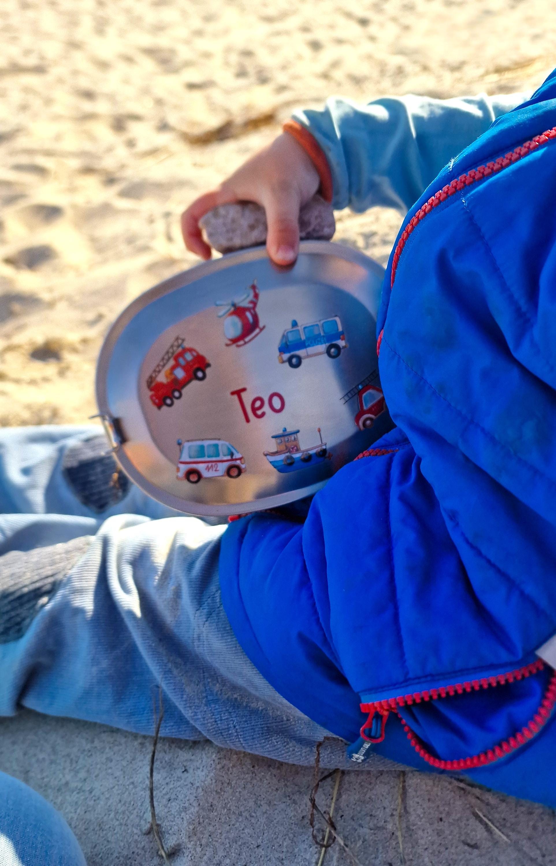 Personalisierte wasserfeste Sticker mit Feuerwehr, Polizeiauto und Postauto – für Brotdosen, Trinkflaschen und Kinderfahrräder. Auf Brotdose