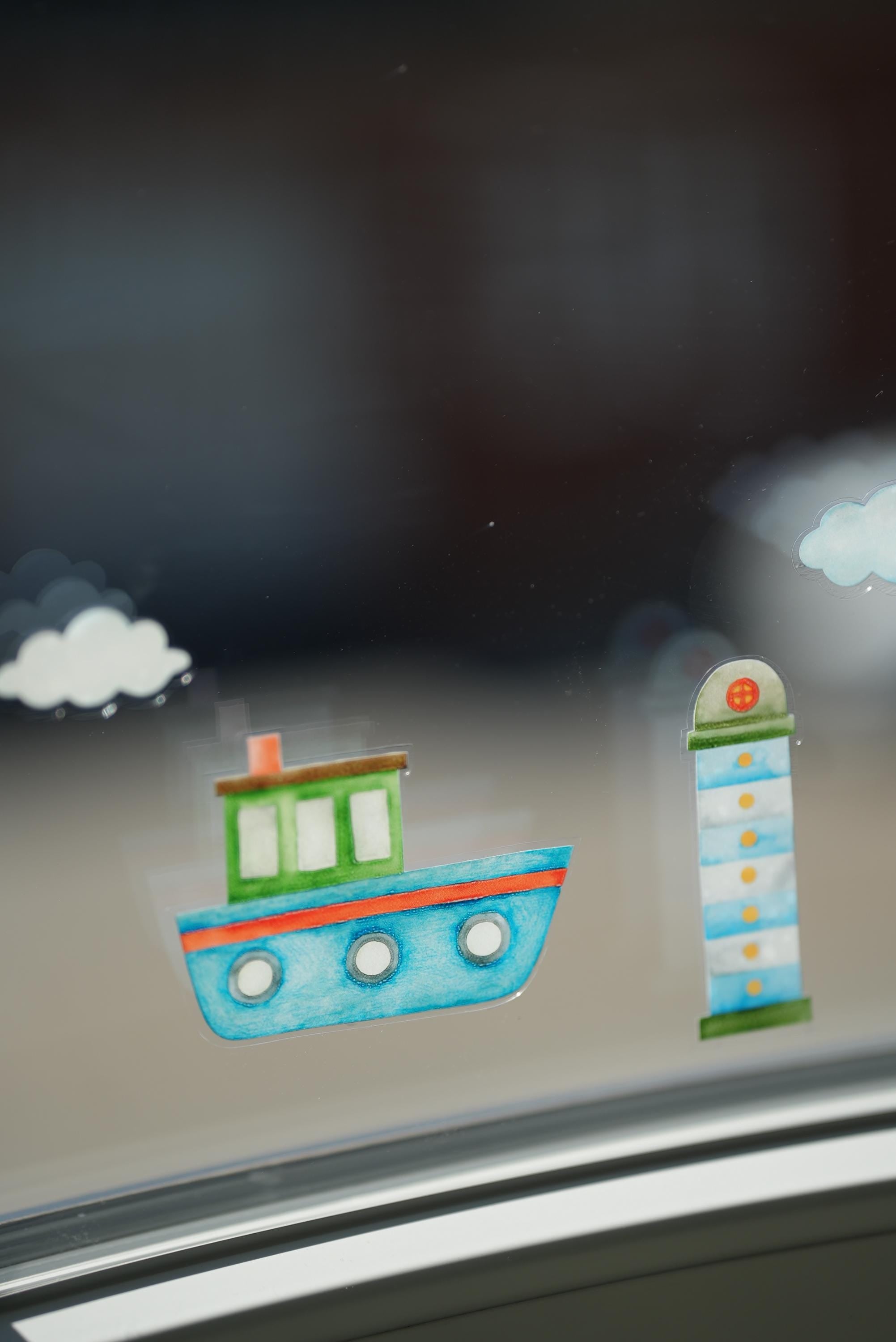 Fensterbild Boote & Leuchtturm – statisch haftend ohne Kleber – wiederverwendbare maritime Sommerdeko – Geschenk für Küstenfans – A4 A3 A2 – 
