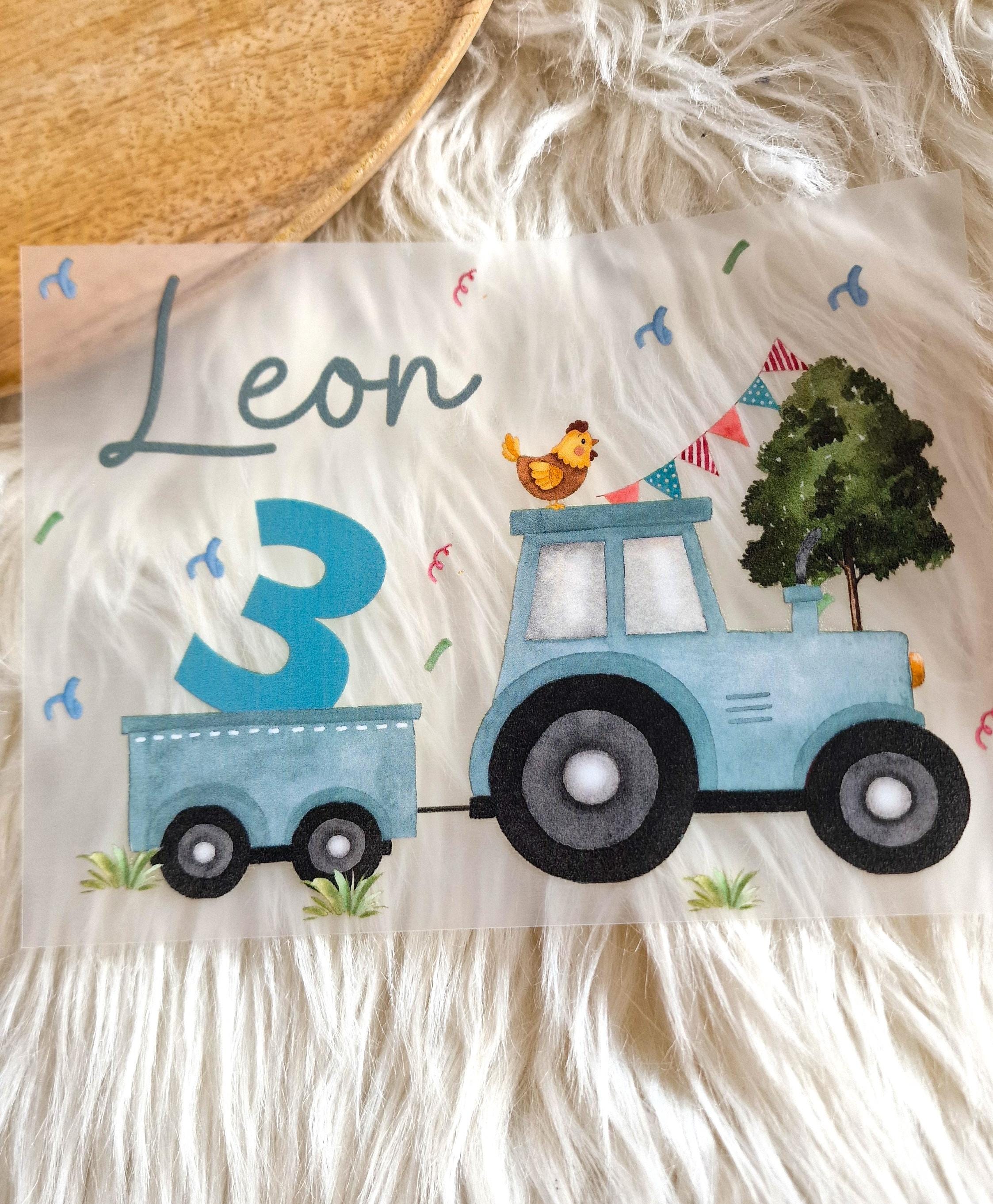 Bügelbild Traktor mit Anhänger Geburtstag personalisiert mit Name und Zahl für Kinder Shirt Bauernhof Geschenk Geburt Einschulung T-Shirt DIY