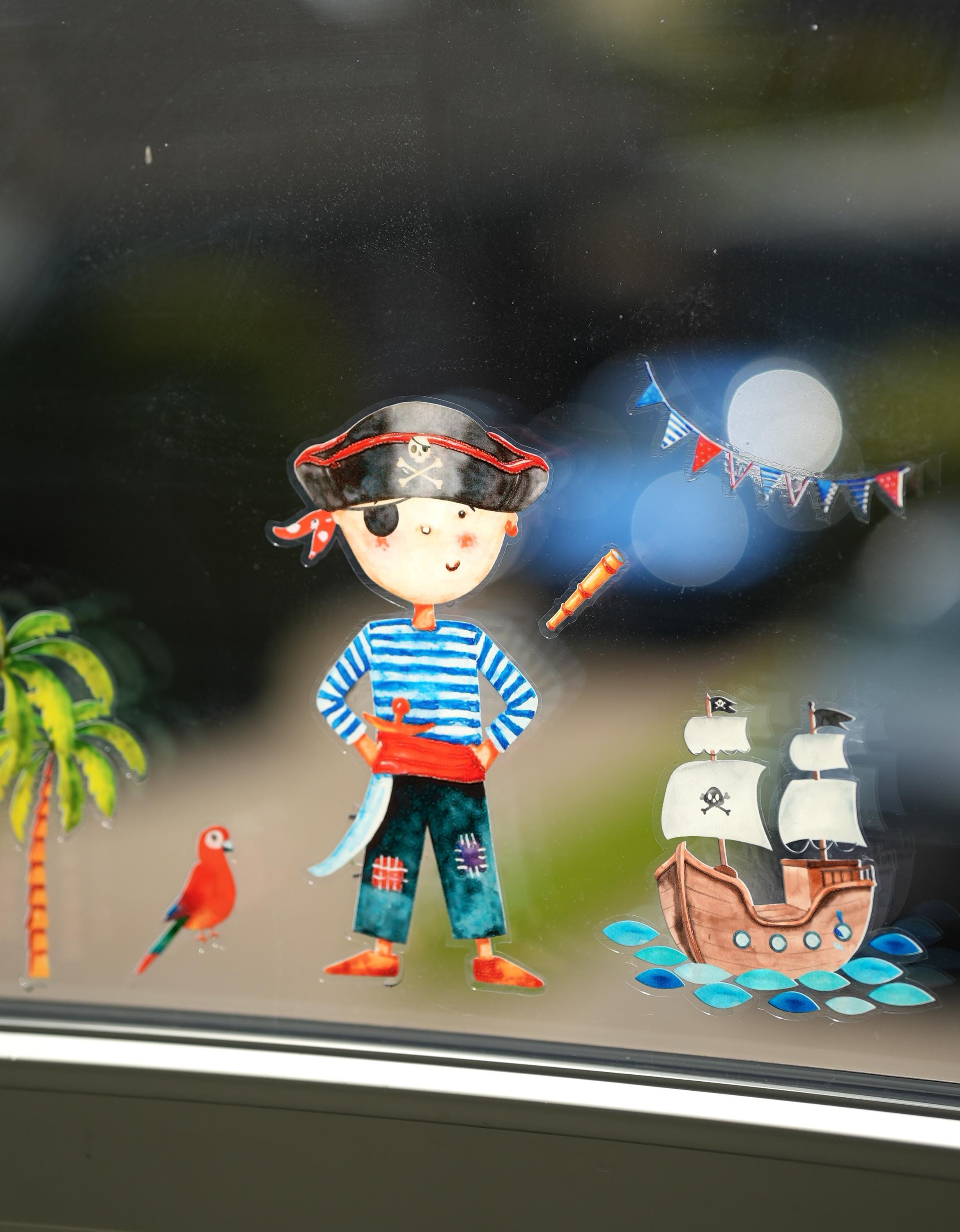 Wiederverwendbares Fensterbild Pirat zimmer – Fensterdeko ohne Kleber – statisch haftend – Piratenschiff Schatztruhe Palme – 