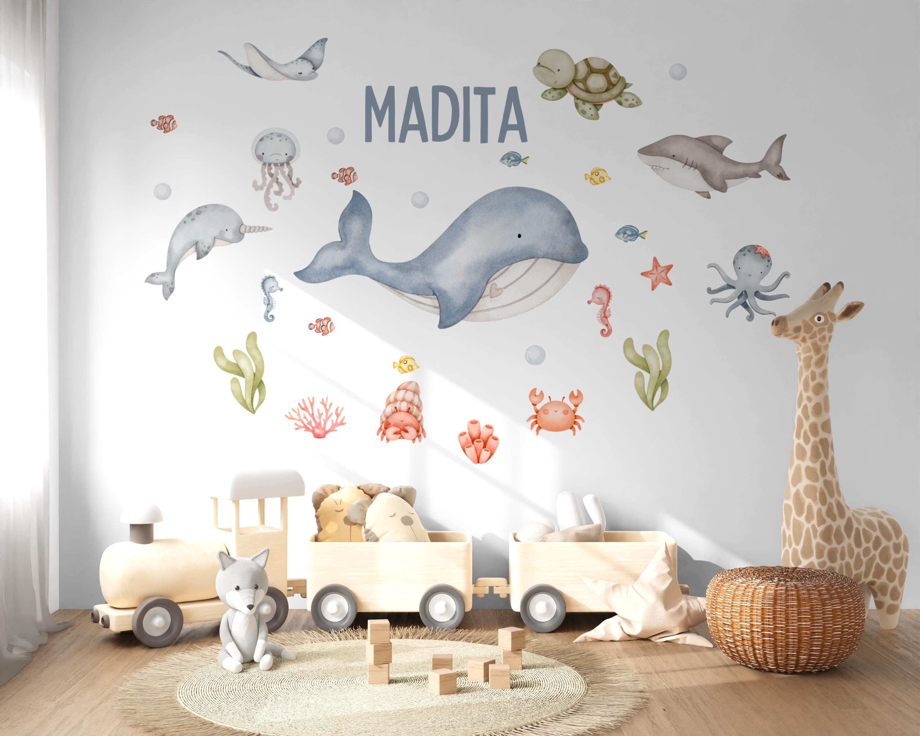 Wandtattoo Wal mit Name – personalisierte Unterwasserwelt fürs zimmer – Wandsticker 60x40 80x60 cm – mit Qualle, Hai, Rochen und Krebs – Wall Decals & Murals
