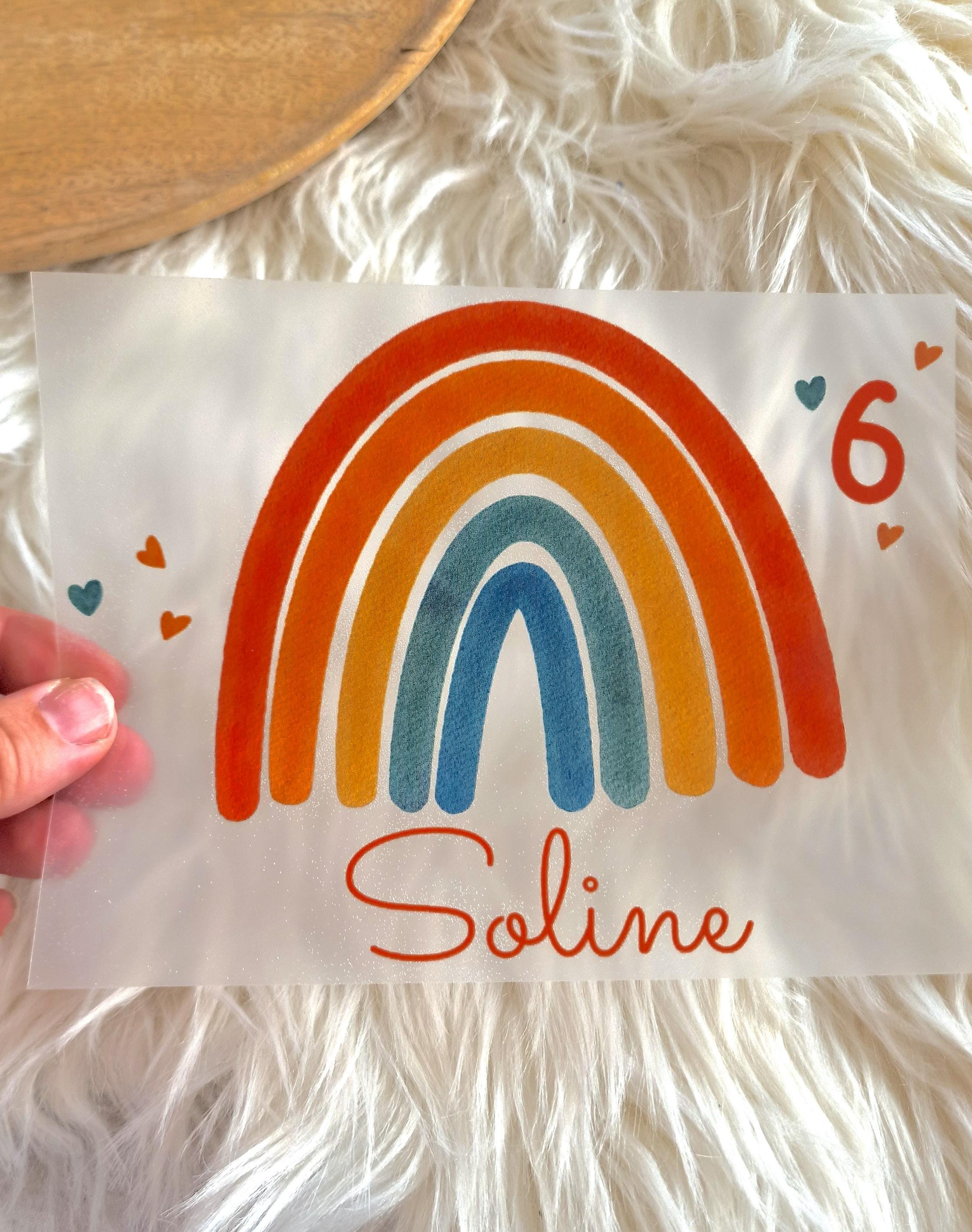 Regenbogen Bügelbild Herz – personalisiert mit Name & Zahl – für weiße und farbige Shirts – DIY Applikation Geburtstag DTF – Appliques & Patches