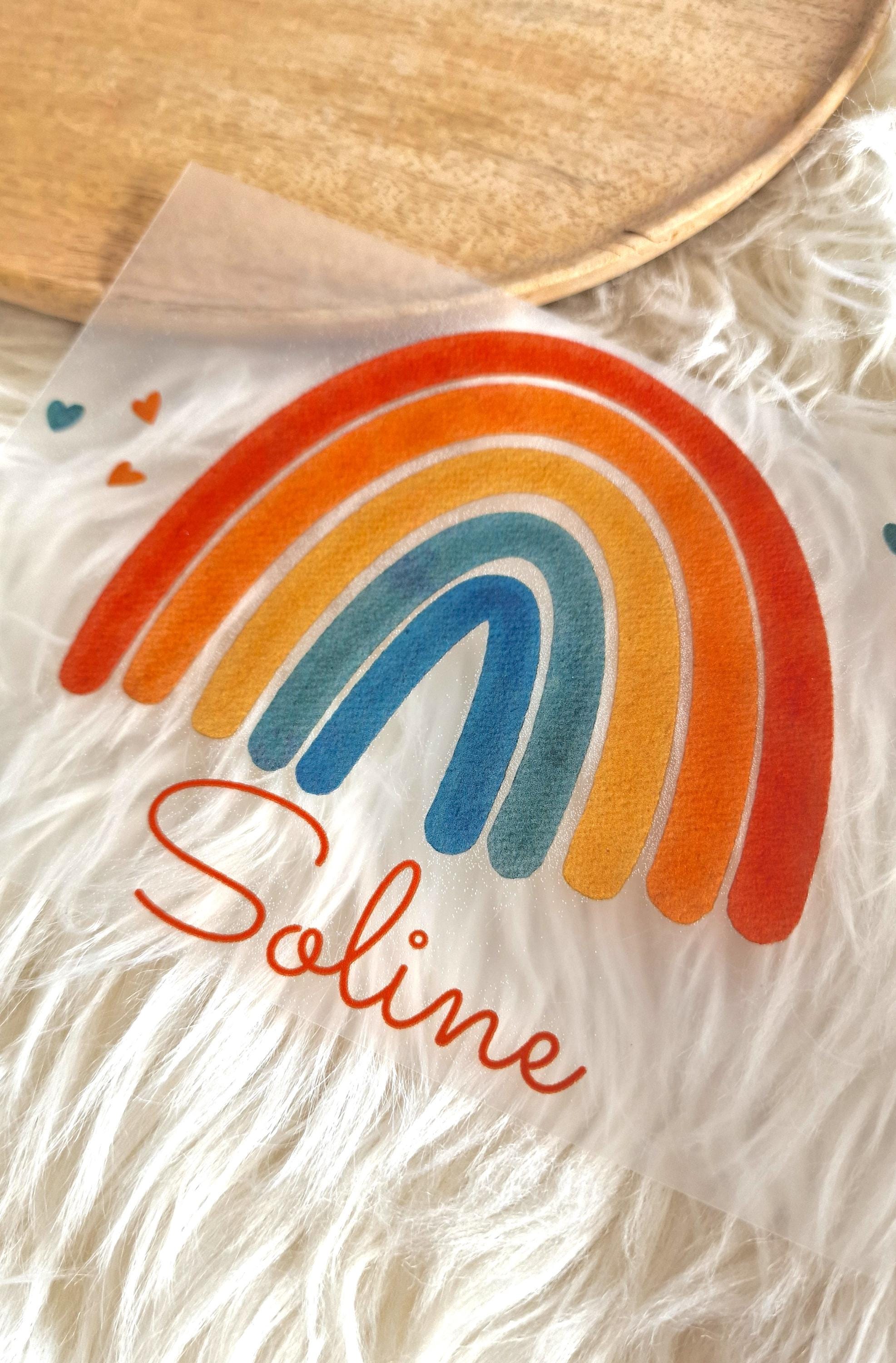 Regenbogen Bügelbild Herz – personalisiert mit Name & Zahl – für weiße und farbige Shirts – DIY Applikation Geburtstag DTF – Appliques & Patches