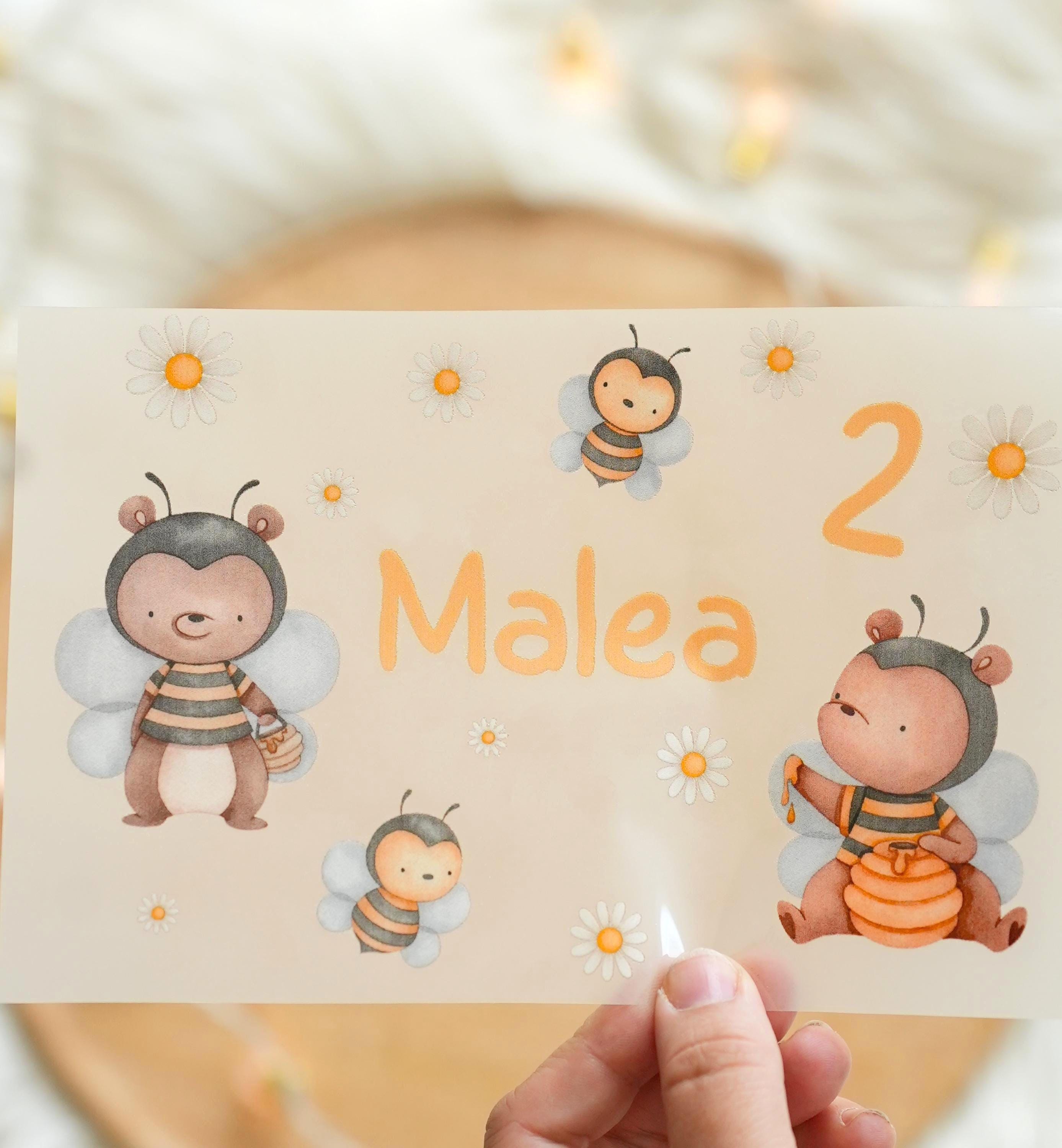 Bügelbild Biene mit Gänseblümchen – personalisiert mit Name & Zahl – Geburtstagsshirt – Aufbügler– geburtstag Motiv – Appliques & Patches